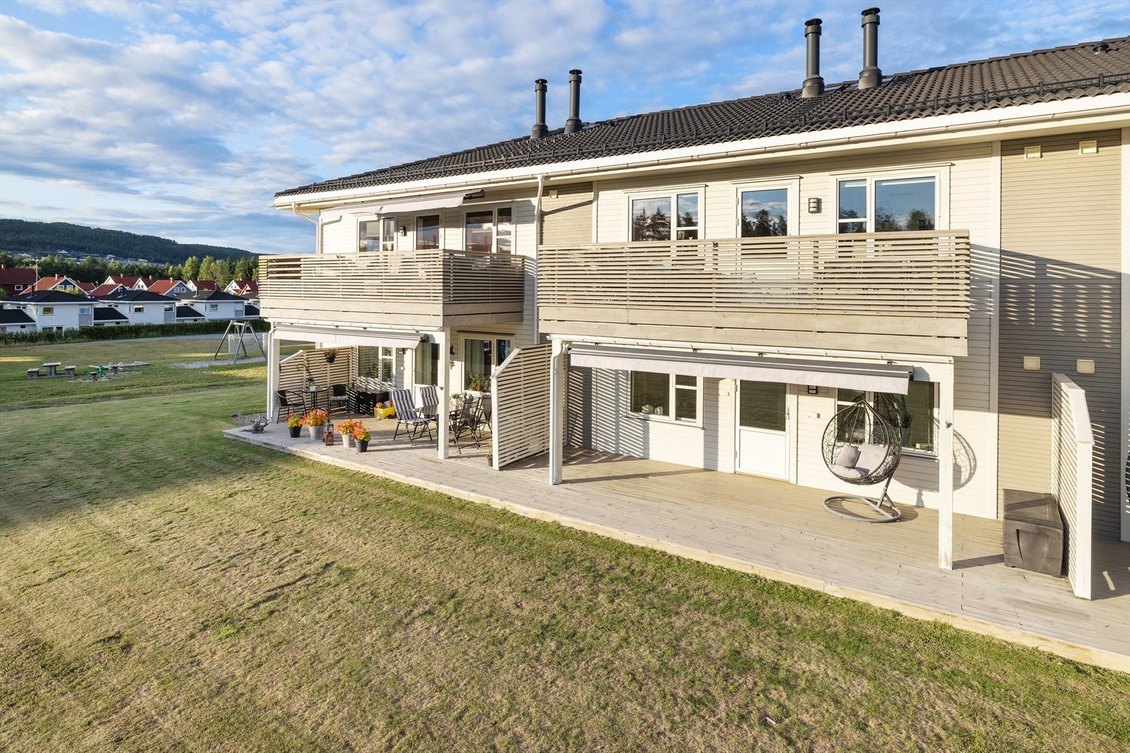 Stor, sørvestvendt markterrasse på 27 m² med utgang fra stuen. Galleribilde