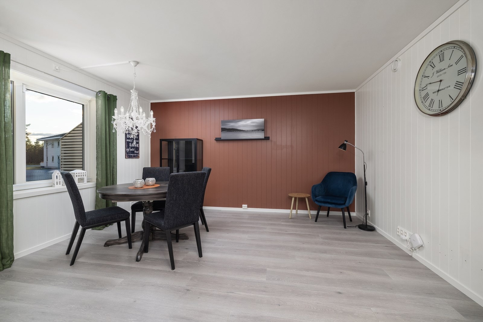 Gjennomgående laminat på gulv i oppholdsrommene. Galleribilde