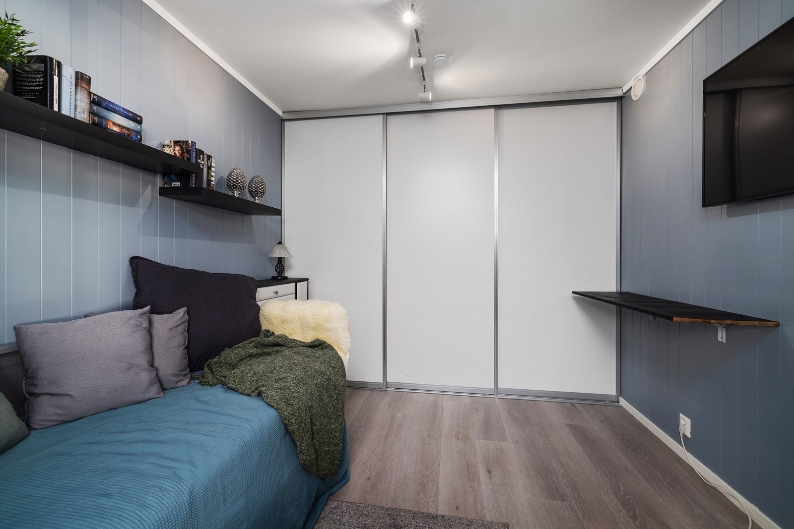 Skyvedørsgarderobe gir effektiv utnyttelse av plassen. Galleribilde