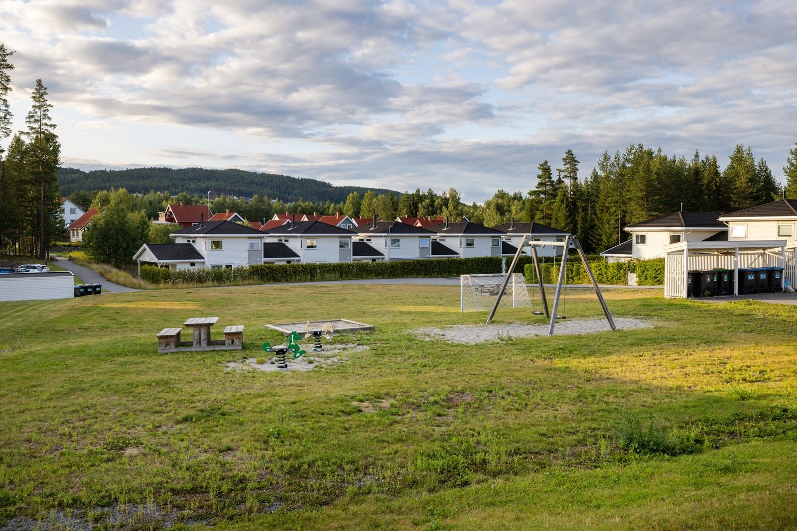 Rolig og barnevennlig område med lekeplass og kort vei til skoler og barnehager. Galleribilde