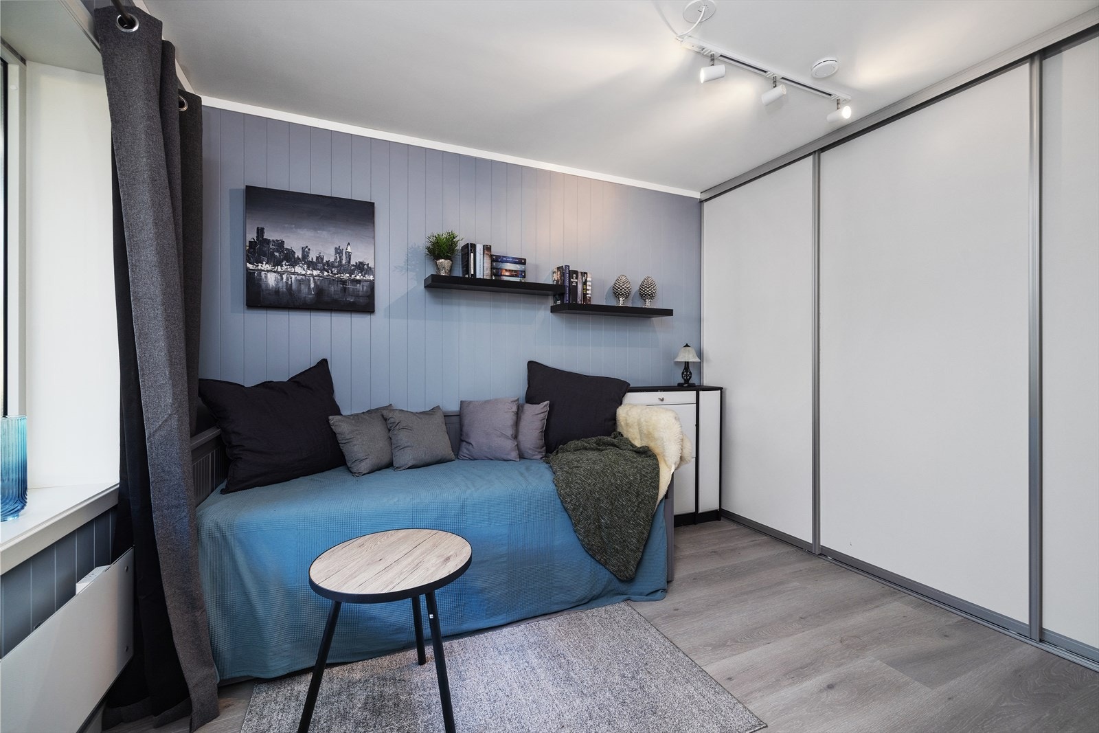 Panelplater på veggene og laminat på gulvet. Galleribilde