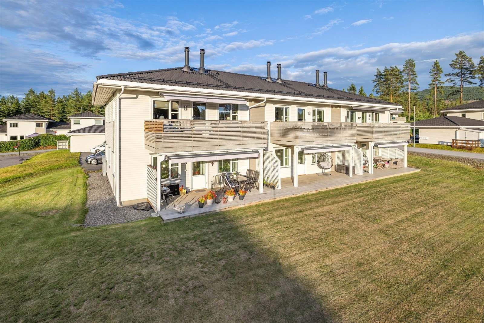Leiligheten ligger i første etasje i en seksmannsbolig fra 2019. Galleribilde