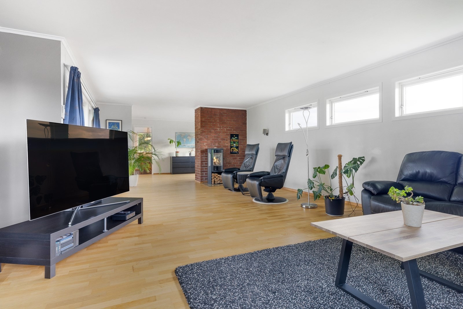 Stuen har vedovn og varmepumpe Galleribilde