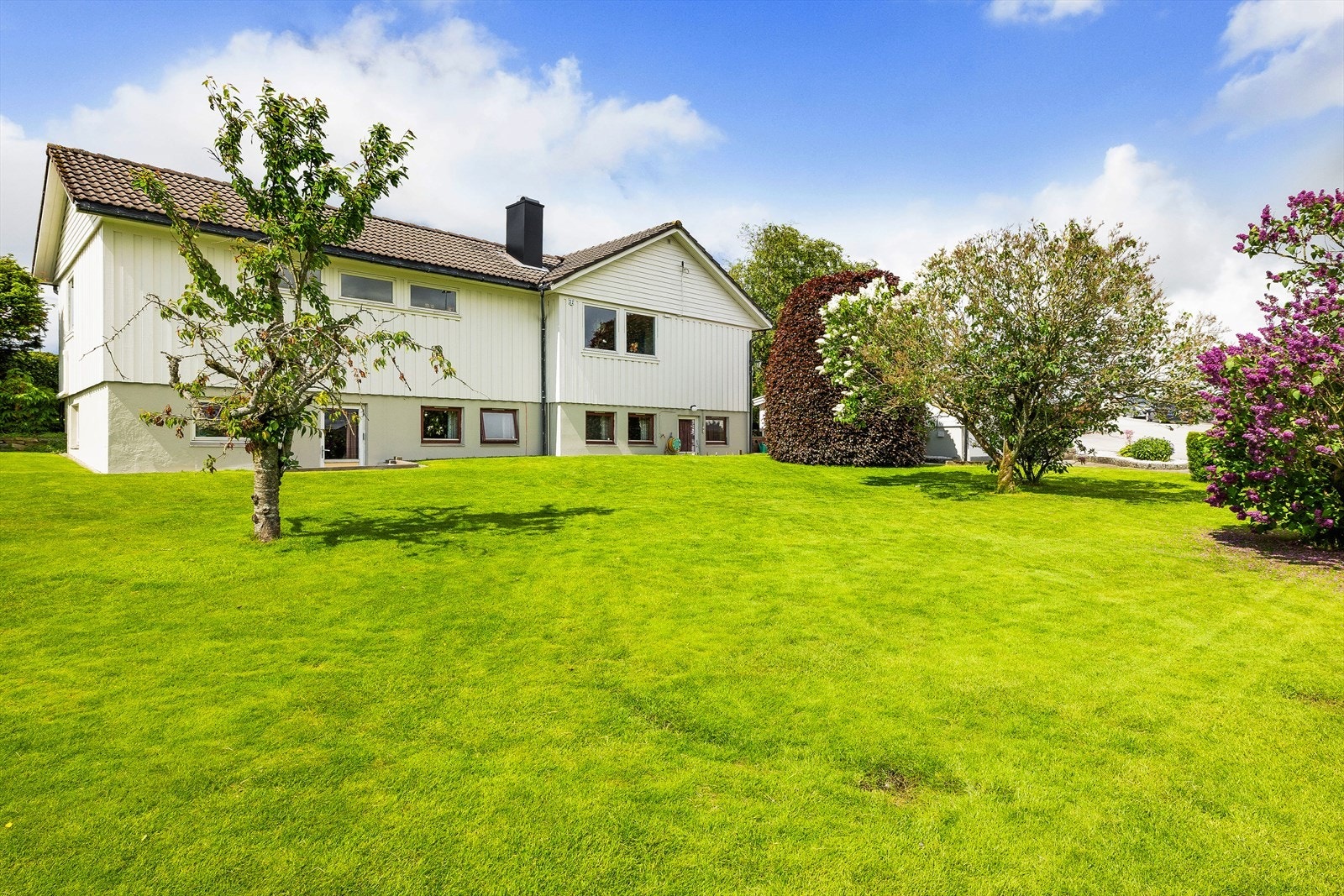 Huset ligger fint til på tomten med gode solforhold. Galleribilde