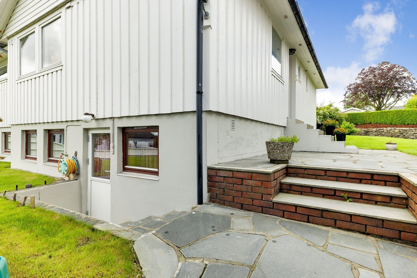 Egen nedgang og inngang til kjelleretasjen. Galleribilde