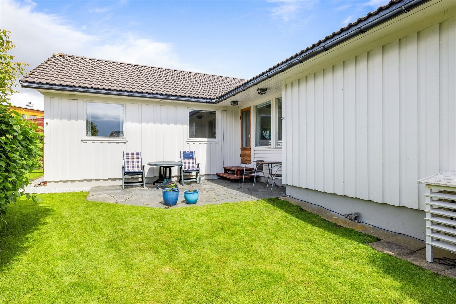 Uteplass med plass til sittegruppe. Galleribilde