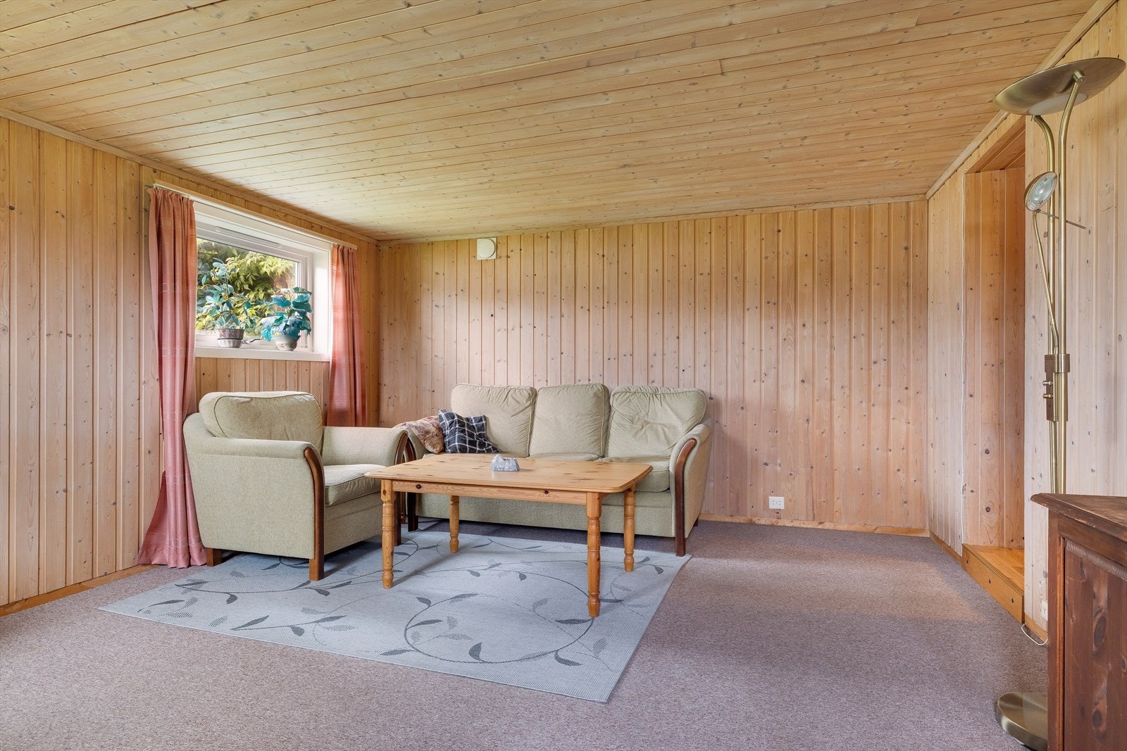 Kjellerstue med gulvvarme og panel på vegger og i tak. Ikke godkjent til varig opphold Galleribilde