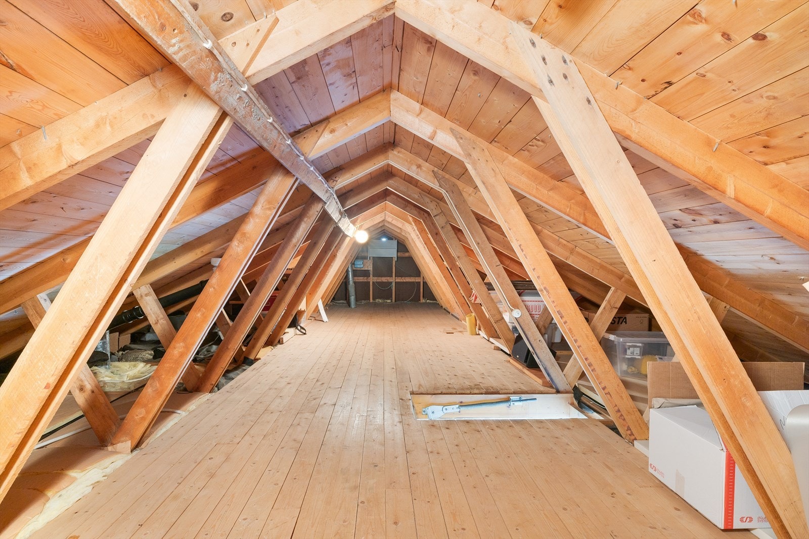 Romslig kaldtloft med tregulv gir svært gode lagringsmuligheter. Galleribilde