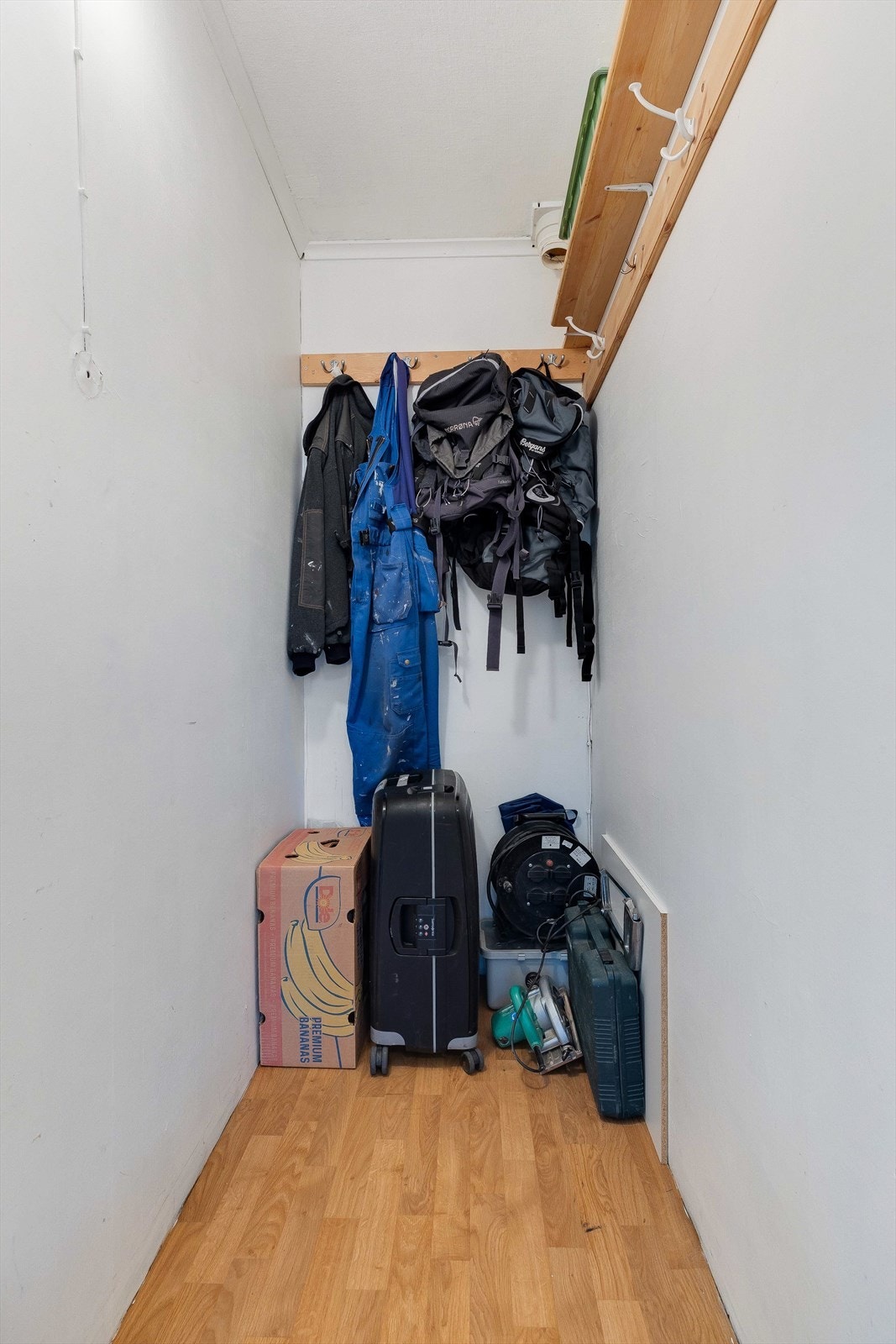 Innvendig bod. Gulv lagt over innvendig trapp. Galleribilde