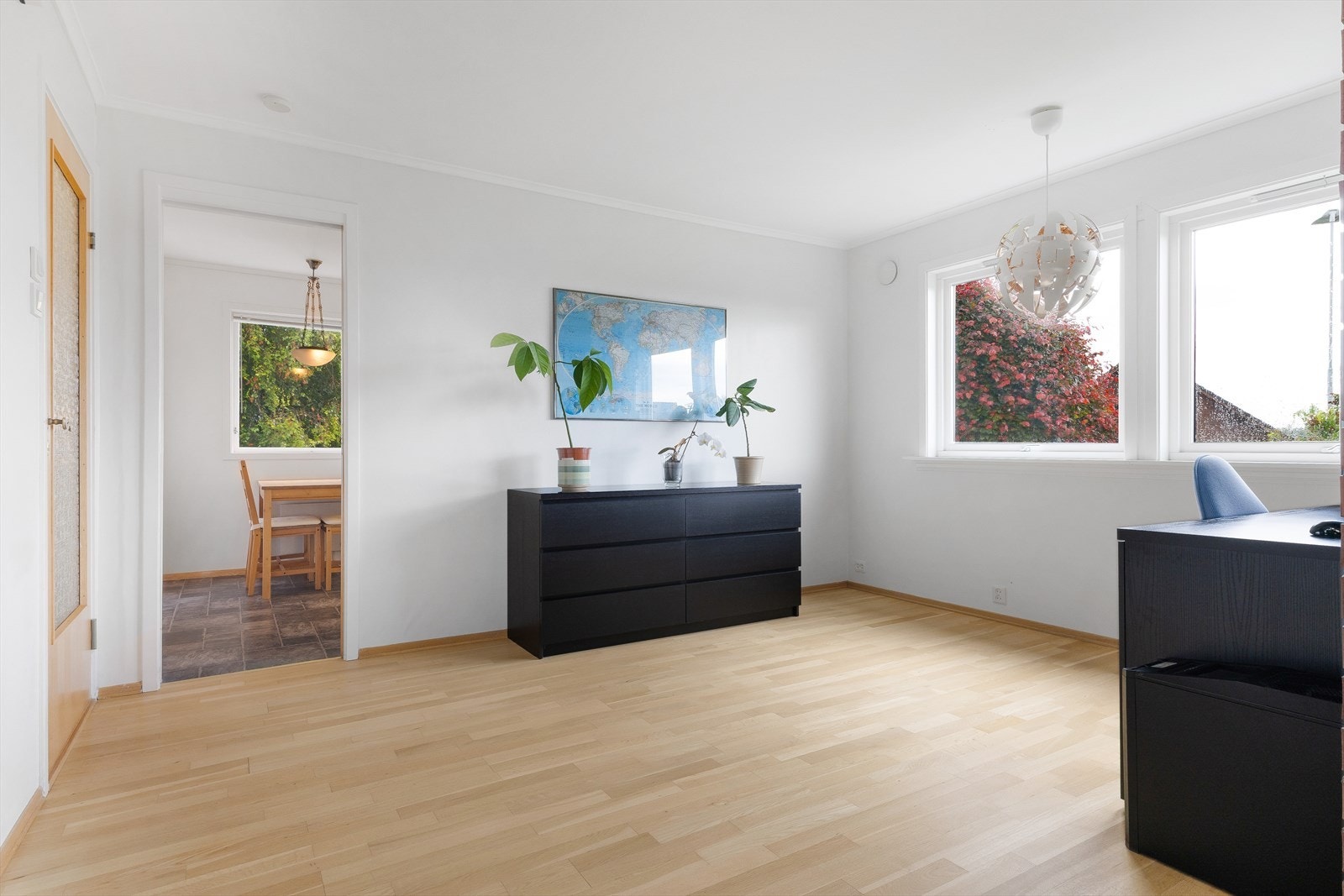 Del av stuen som egner seg godt til spisestue eller kontorplass. Galleribilde