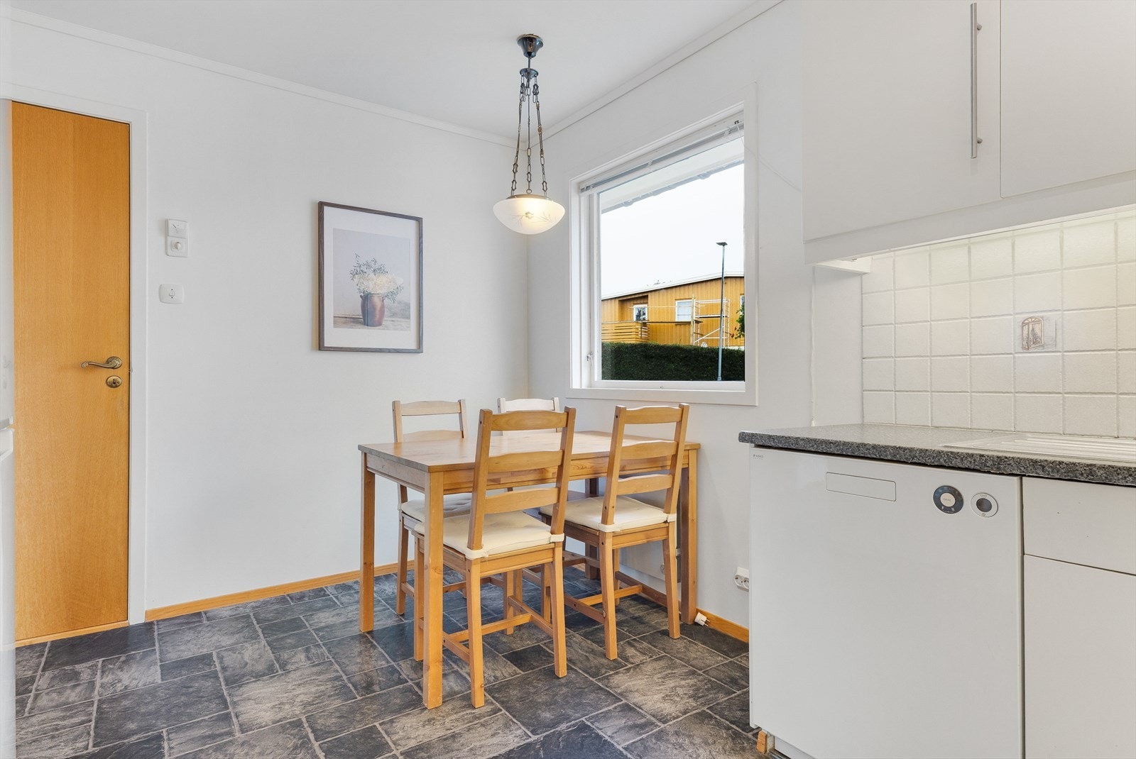Kjøkkenet i første etasje har en praktisk spiseplass ved vinduet. Galleribilde
