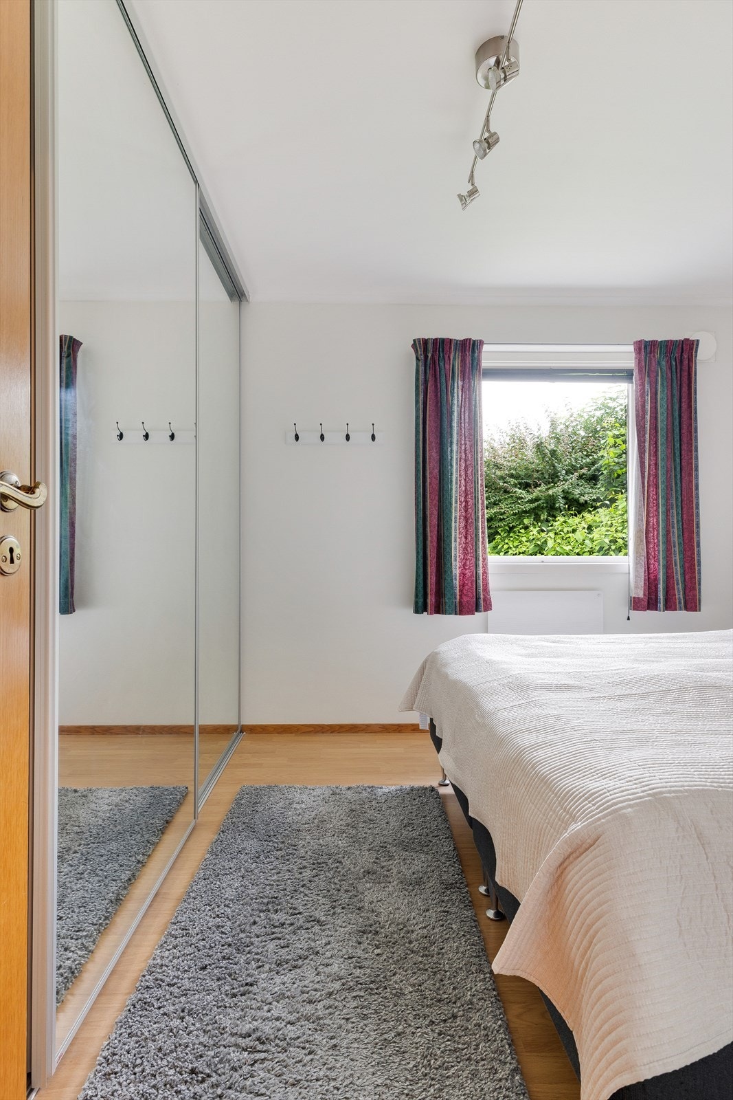 Skyvedørsgarderobe med speilfronter Galleribilde