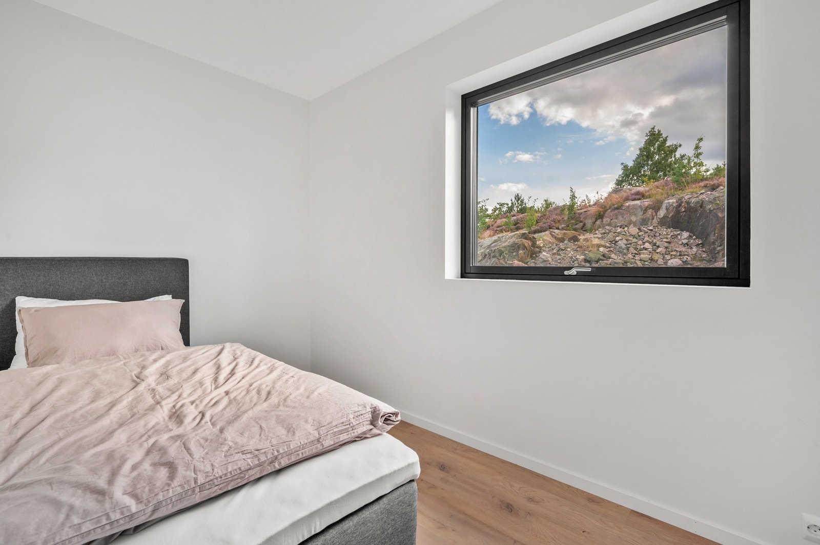 Lunt og innbydende soverom med et rolig uttrykk og gode lysforhold. Galleribilde