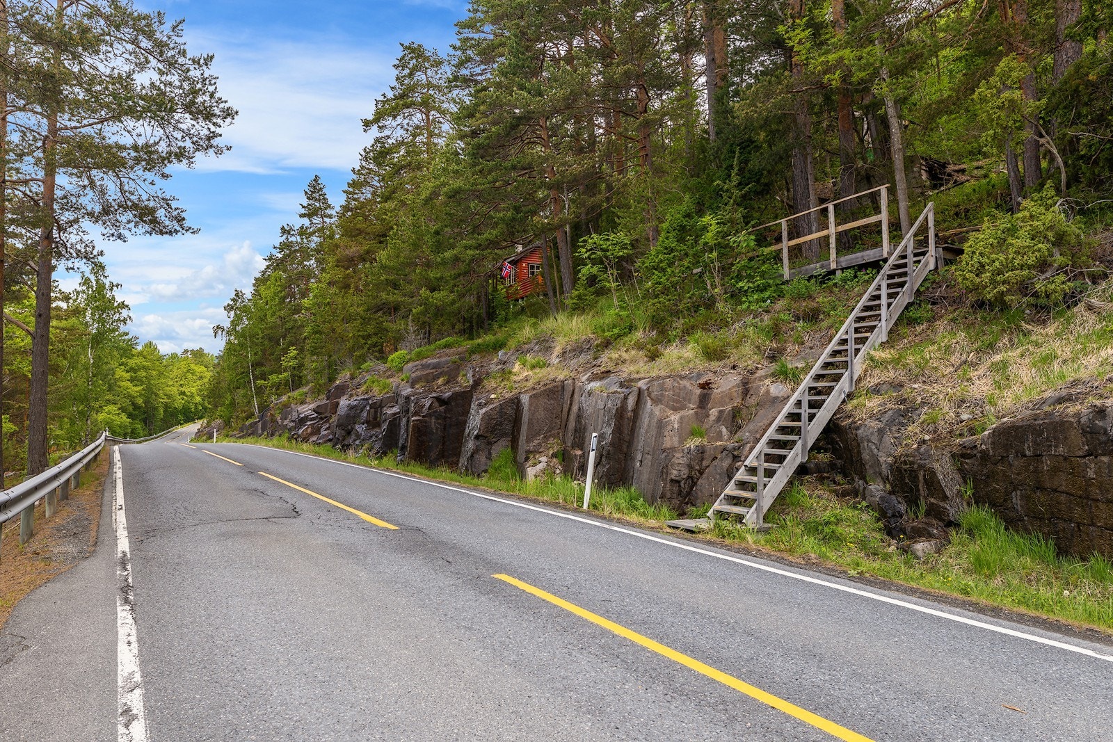 Utvendig tretrapp gir adkomst til hytta fra veien. Galleribilde