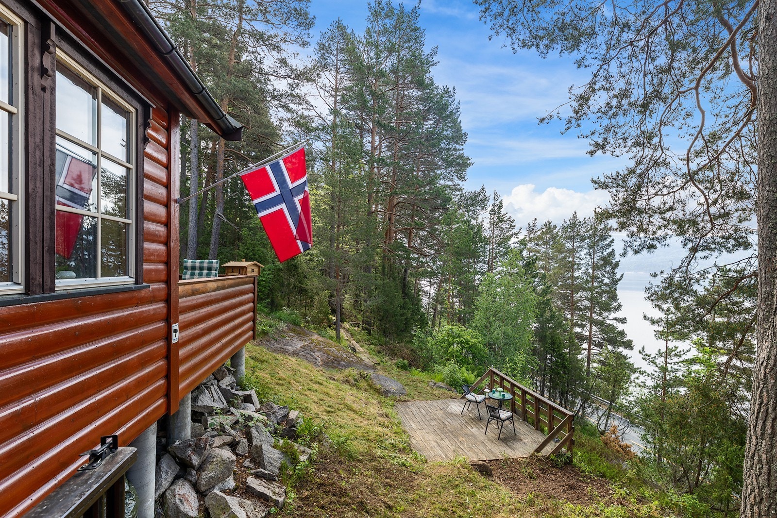 Hytta er plassert usjenert til i terrenget. Galleribilde