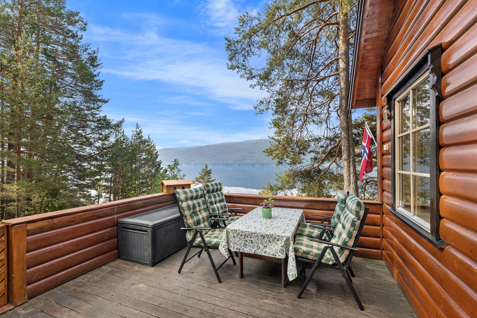 Terrasse med utgang fra stuen, med plass til sittegruppe. Galleribilde