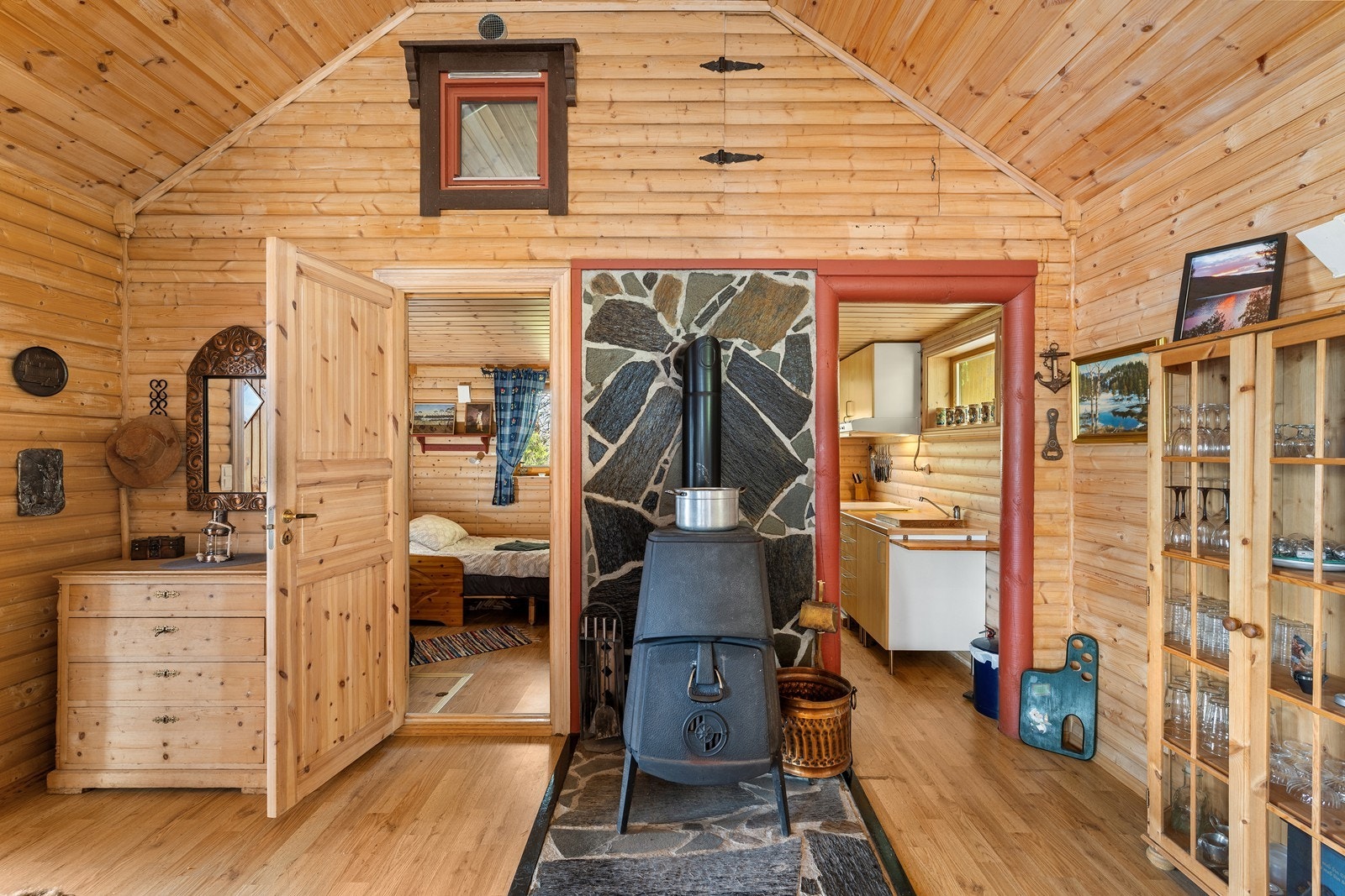 Elementpipe med vedovn for varme og hygge. Pipevangen er kledd med skiferstein. Galleribilde