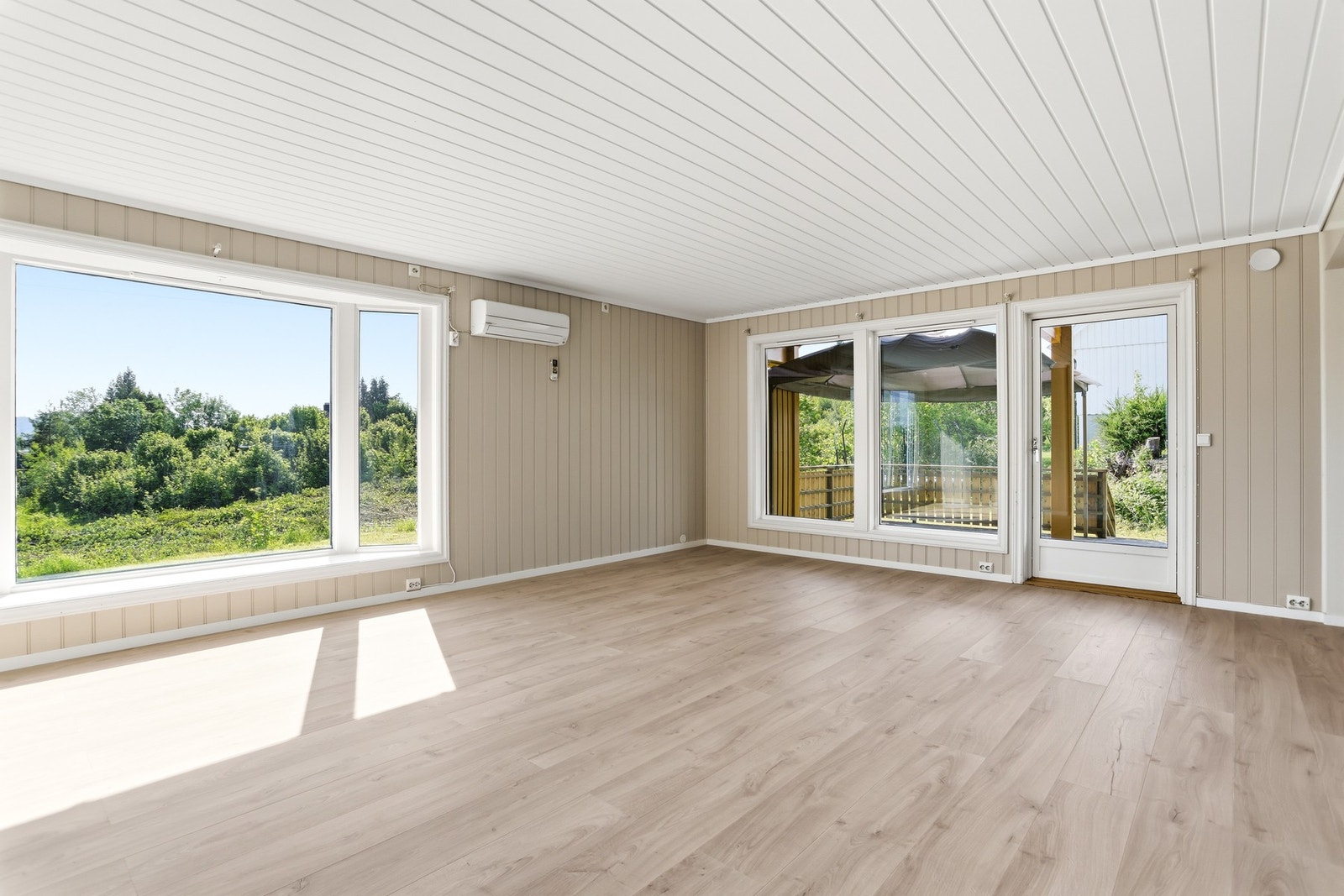 Romslig stue med god plass til sofagruppe og tv, samt spisestue Galleribilde
