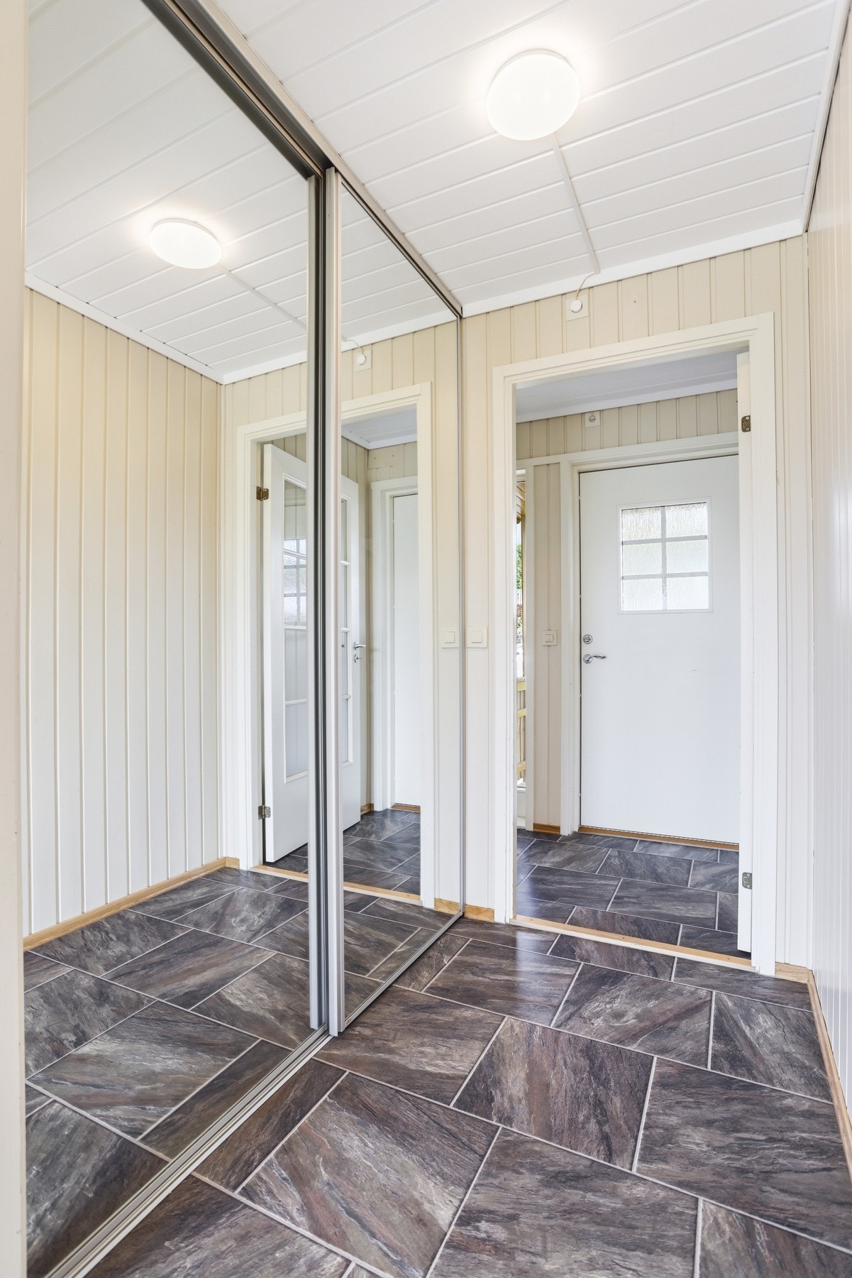 Boligen har adkomst via overbygd inngangsparti, til en hall/entrè med god plass til å sette fra seg sko og henge fra seg yttertøy. Galleribilde