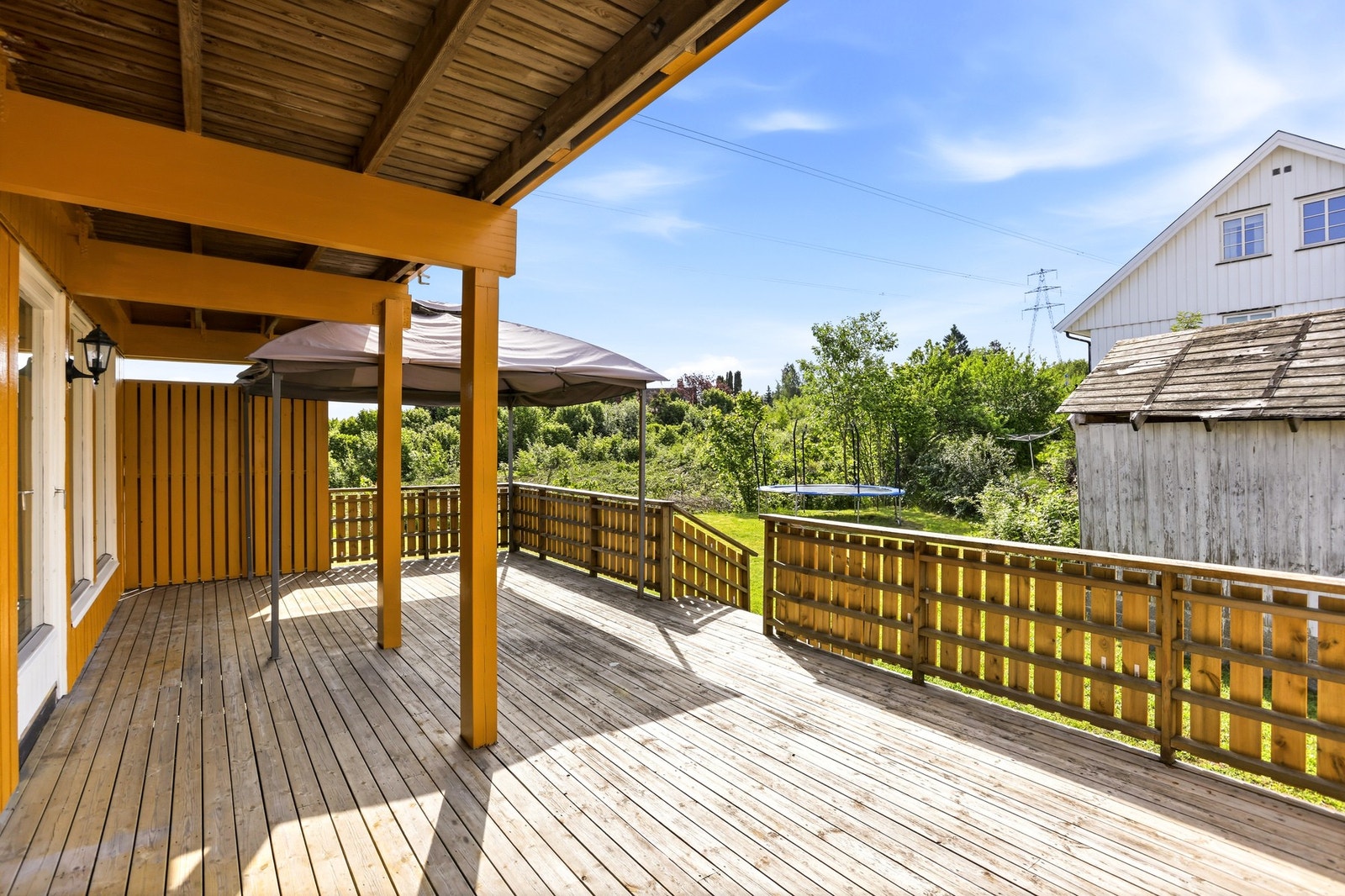 Solrik og delvis overbygd terrasse Galleribilde