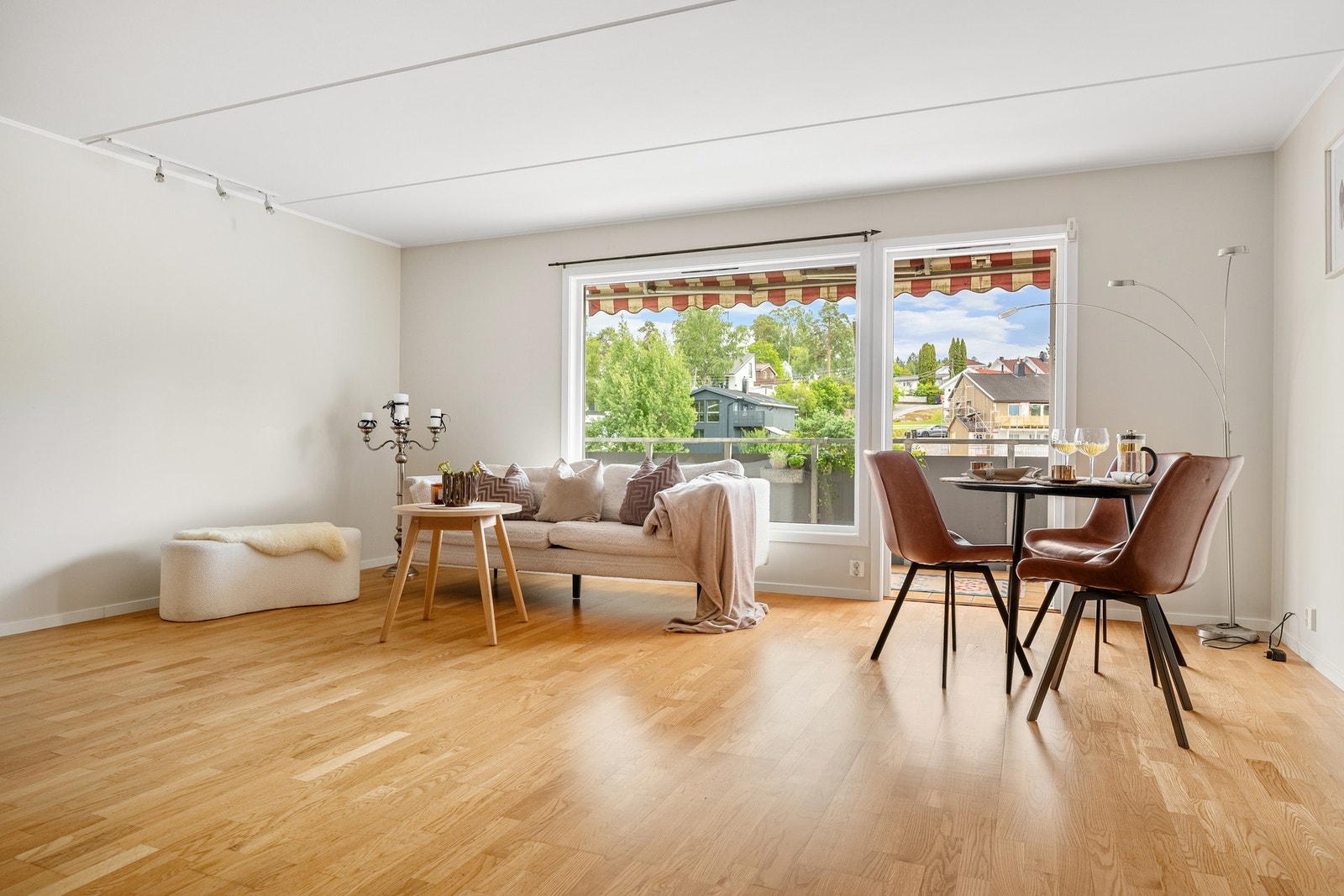 De store vindusflatene gir godt med naturlig lys til stuen. Galleribilde