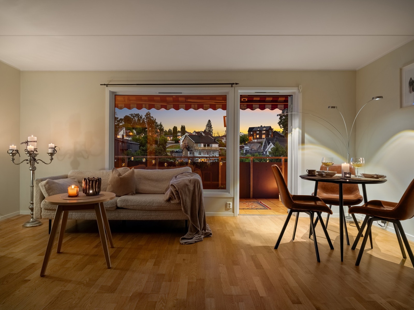 Når mørket setter inn forvandles stuen til en stemningsfull og lun sone, perfekt for avslappende kvelder. Galleribilde