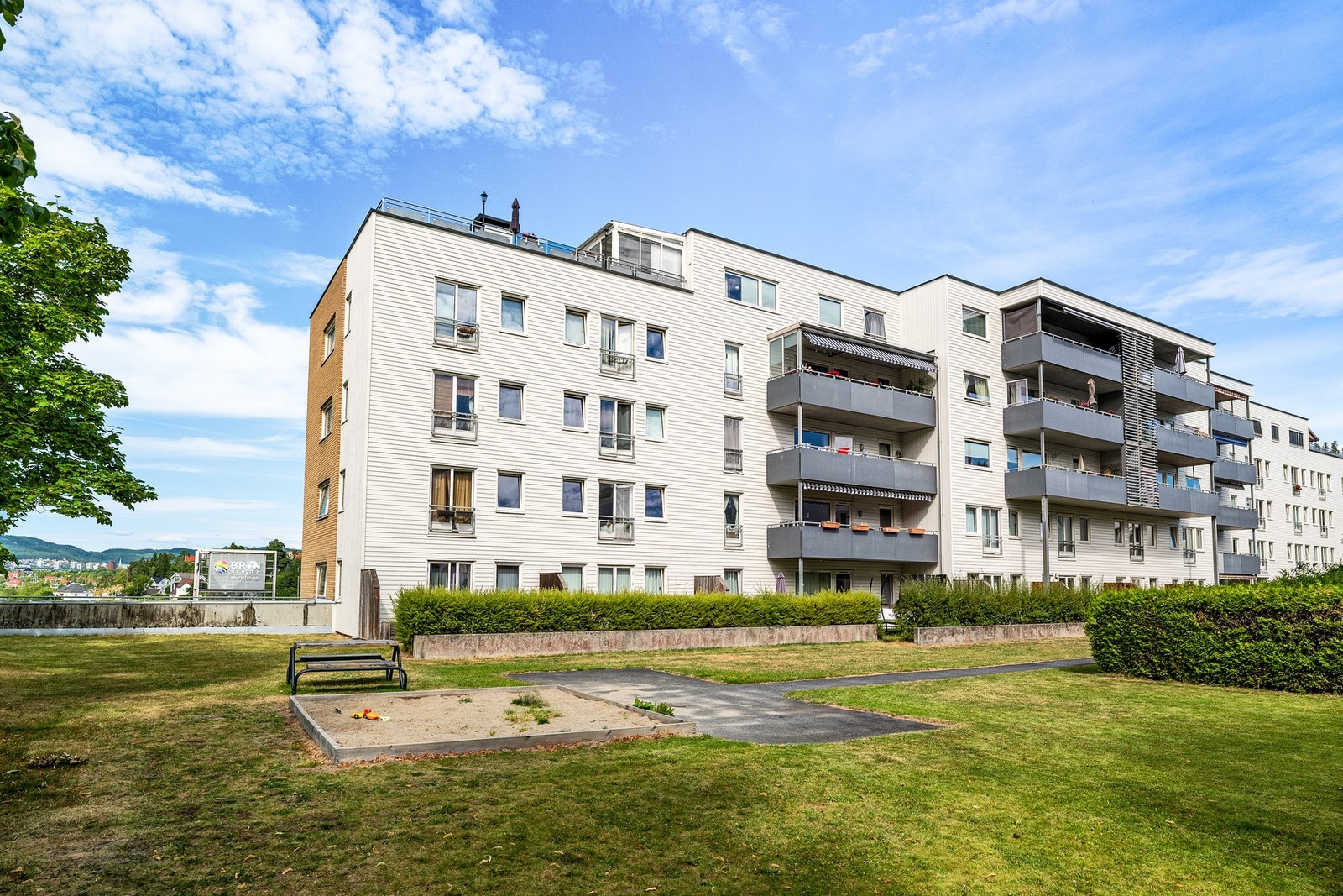 Fellesområdet er pent opparbeidet med glessplen, asfalterte veier, beplantning, m.m. Galleribilde