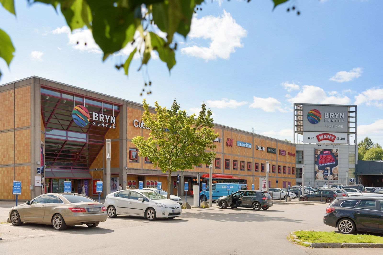 Bryn senter ligger i umiddelbar nærhet, med et godt utvalg av servicefasiliteter. Senteret skal utvides, se informasjon i salgsoppgave. Galleribilde