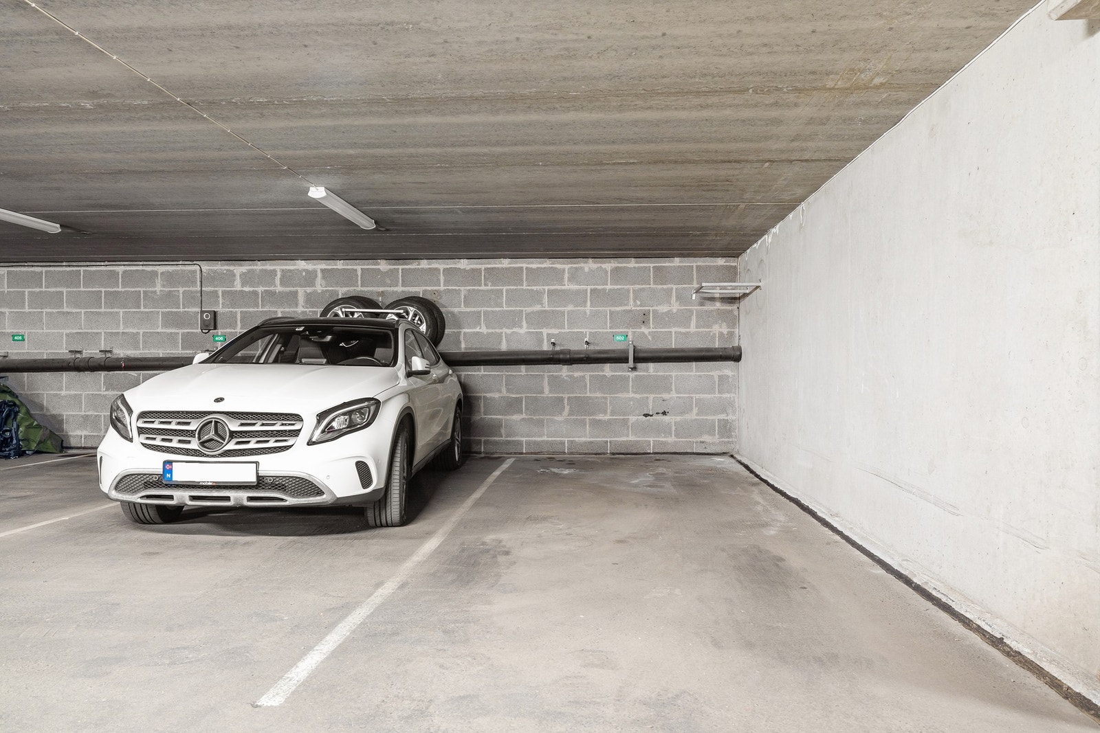 Boligen disponerer to garasjeplasser i felles anlegg. Galleribilde