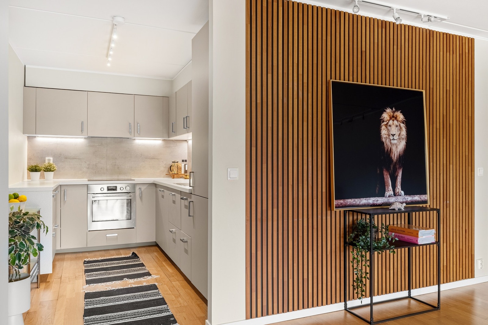 Kjøkkenet ligger praktisk plassert i delvis åpen løsning til stuen. Galleribilde