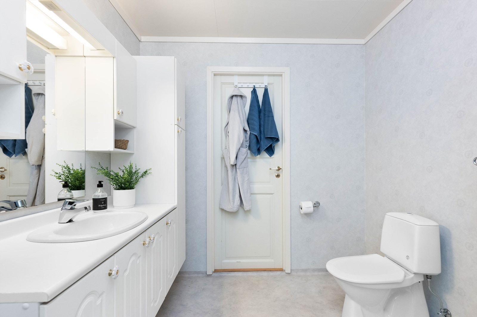Badet tilknyttet hybelen er av eldre dato og har belegg på gulv og våtromstapet på veggene. Galleribilde