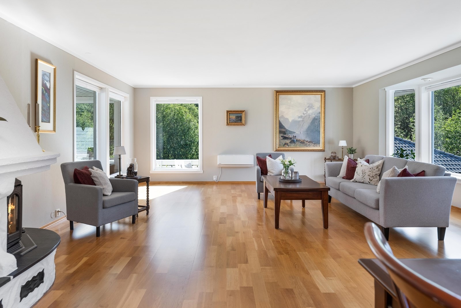 I hovdetasjen finner man en stor og romslig stue med god plass til både sofagrupper og spisemøbler. Galleribilde