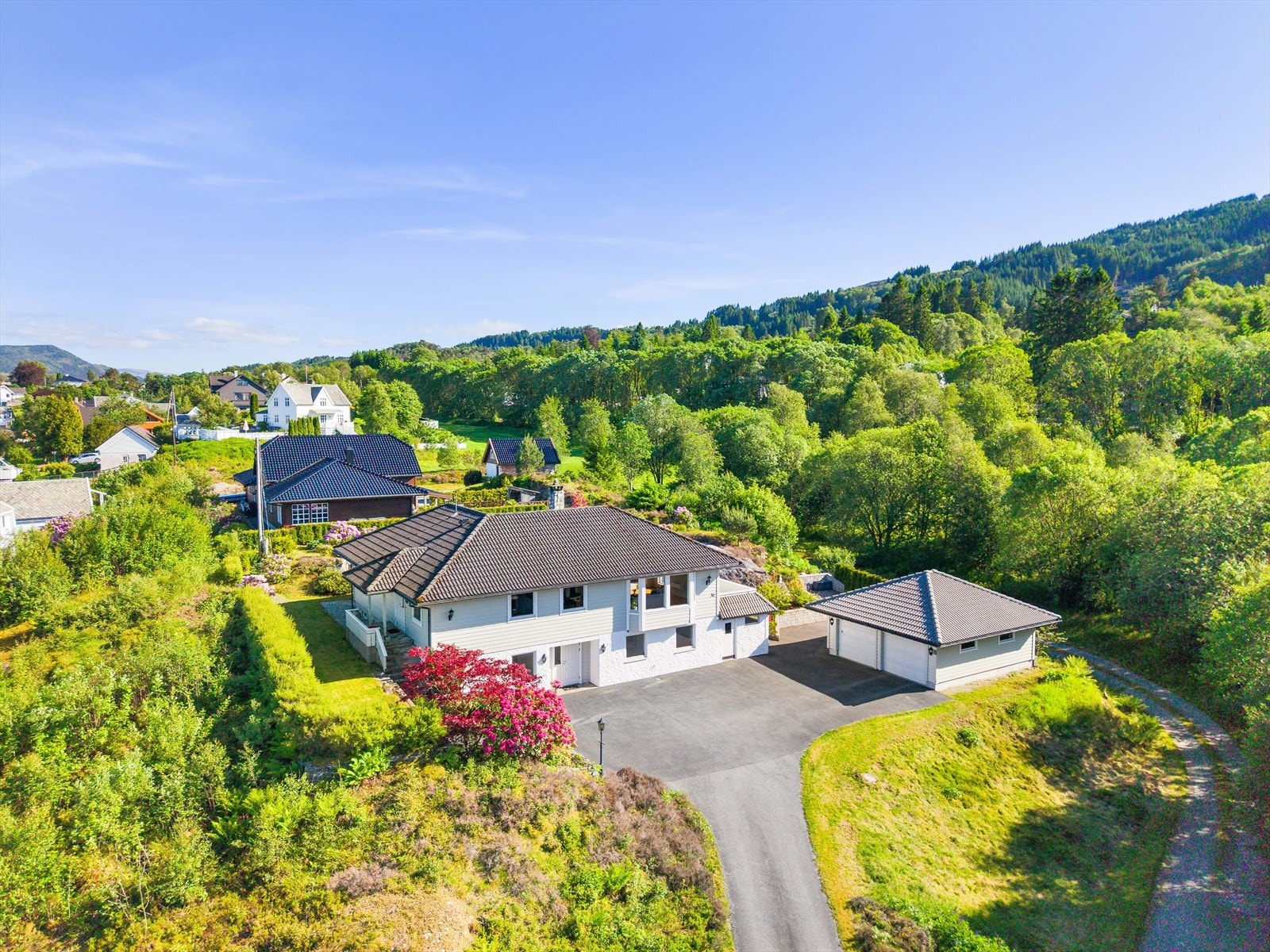 Boligen har en attraktiv og familievennlig beliggenhet på Hylkje, i rolige og naturskjønne omgivelser med kort vei til det aller meste av hverdagslige fasiliteter. Galleribilde