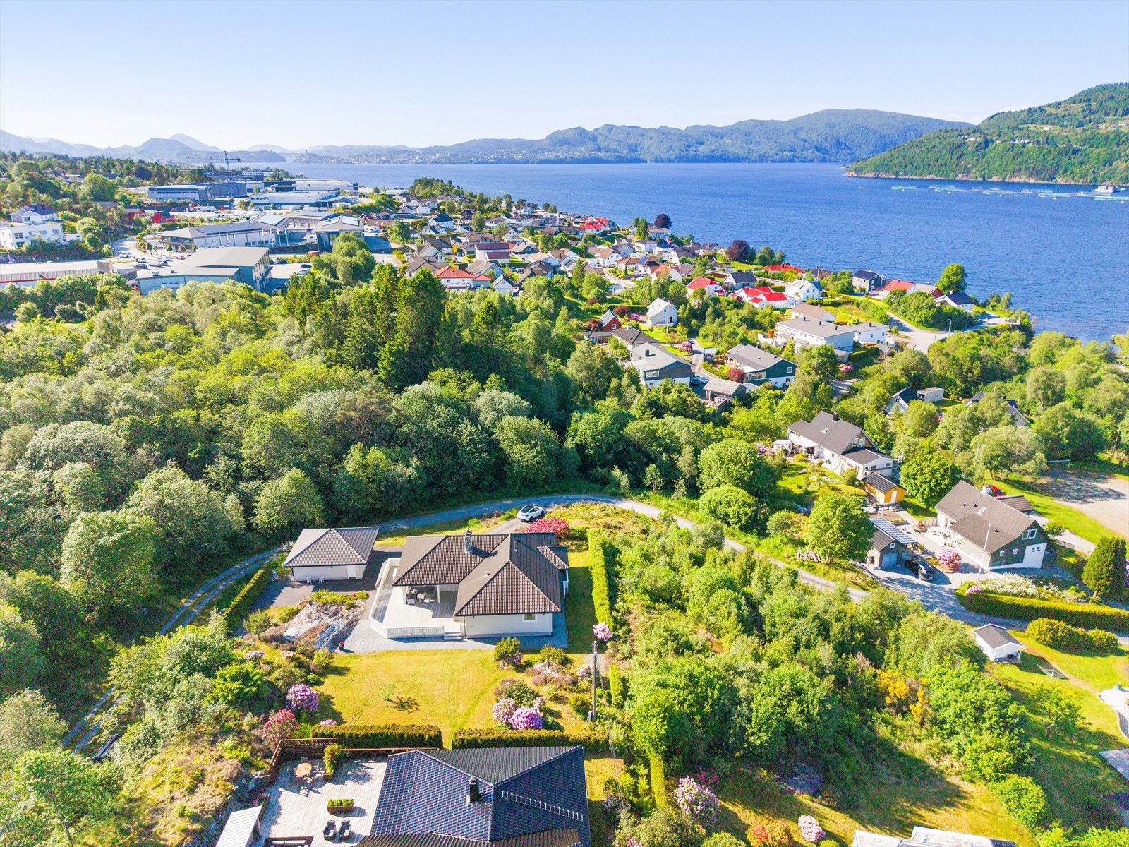 For den turglade ligger flere flotte turområder i nærheten. En av de mest populære turene i området går til Veten, et av de høyeste fjellene i Åsane med sine 486 meter over havet. Galleribilde