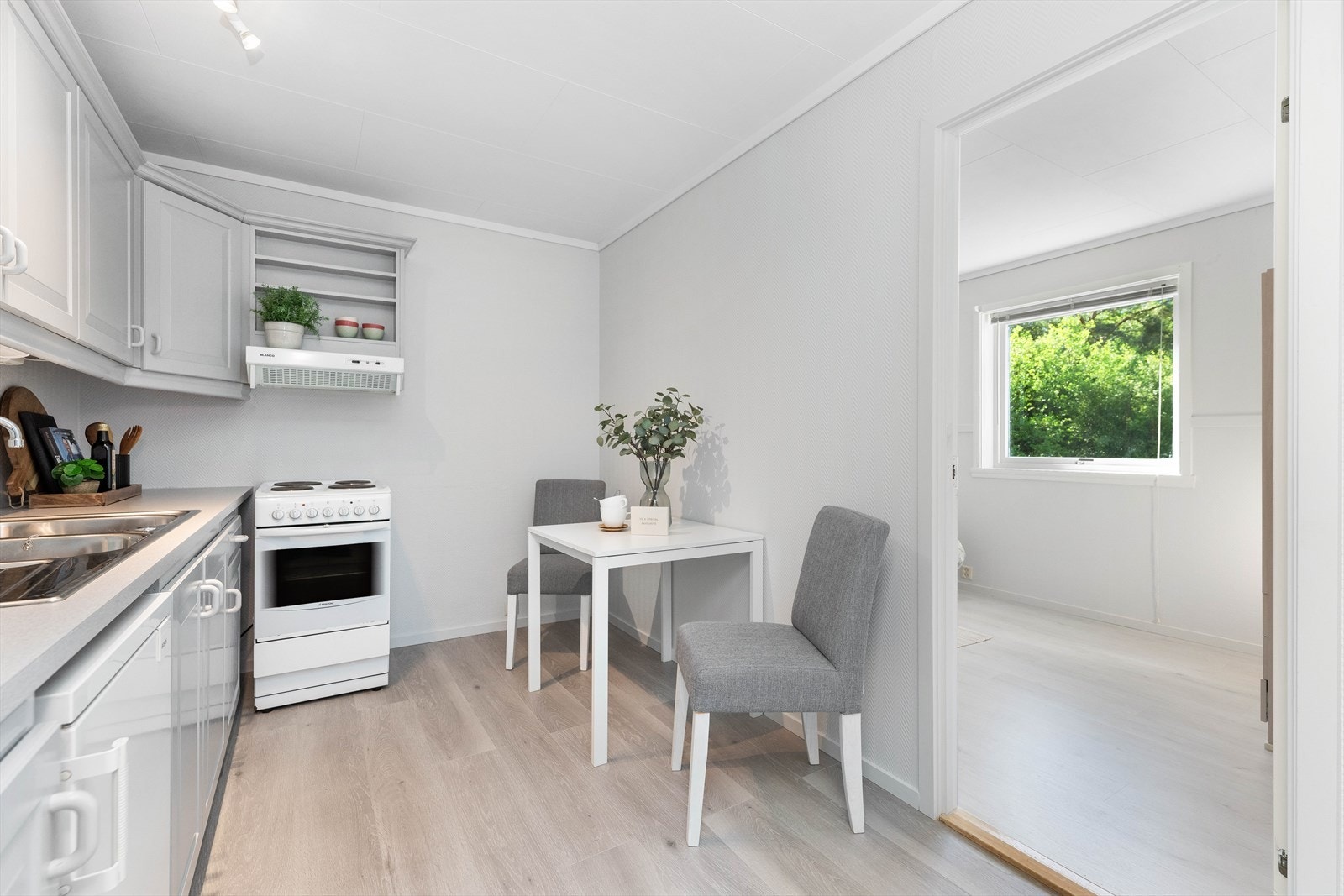 Kjøkkenet er innredet med profilerte fronter og laminat benkeplate. Galleribilde