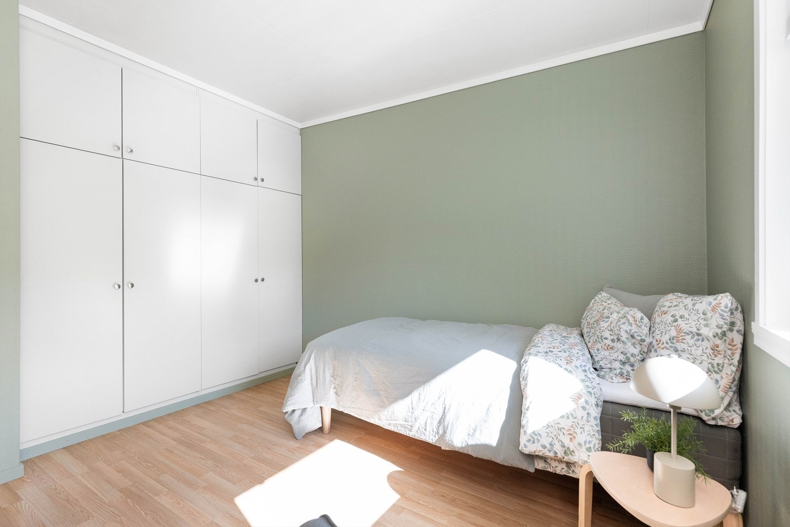 Her er det et stort innebygd skap som har godt med oppbevaringsmuligheter. Galleribilde