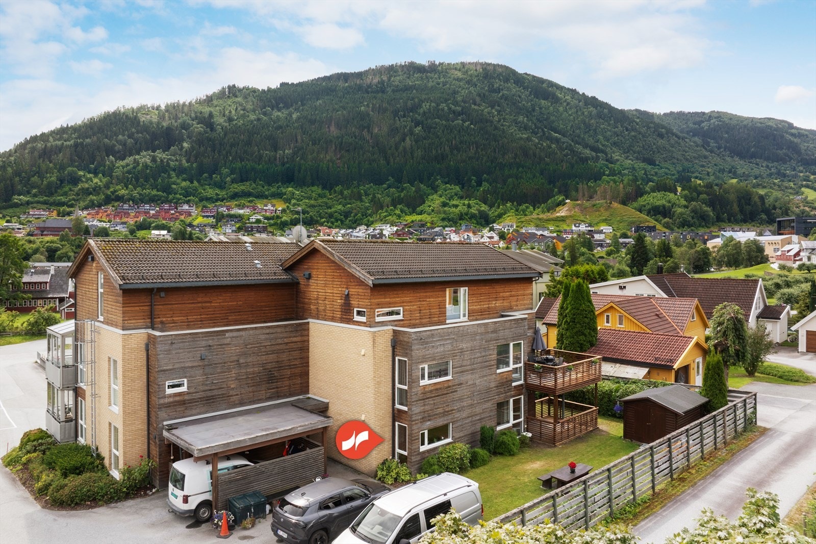 Det er gangavstand til skule, barnehage, Fosshaugane Campus og Sogndal sentrum med dei fleste servicetilbod. Galleribilde