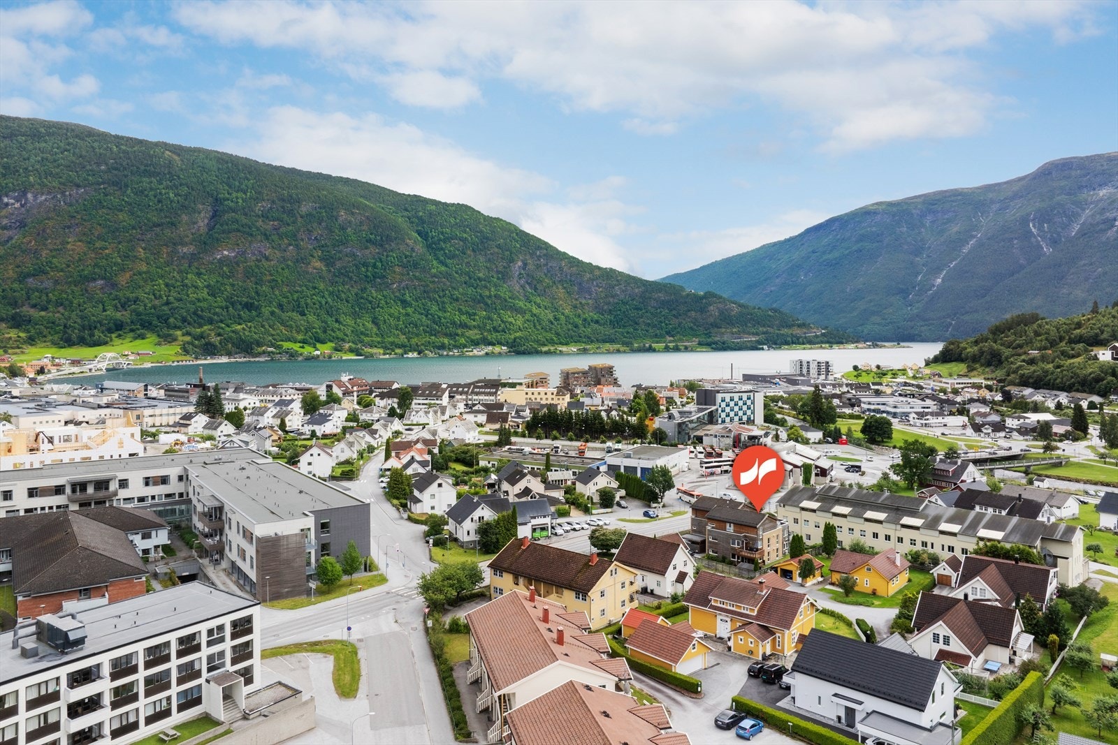 Leilegheita har ei svært sentral plassering midt i Sogndal sentrum, like ved skysstasjonen. Galleribilde