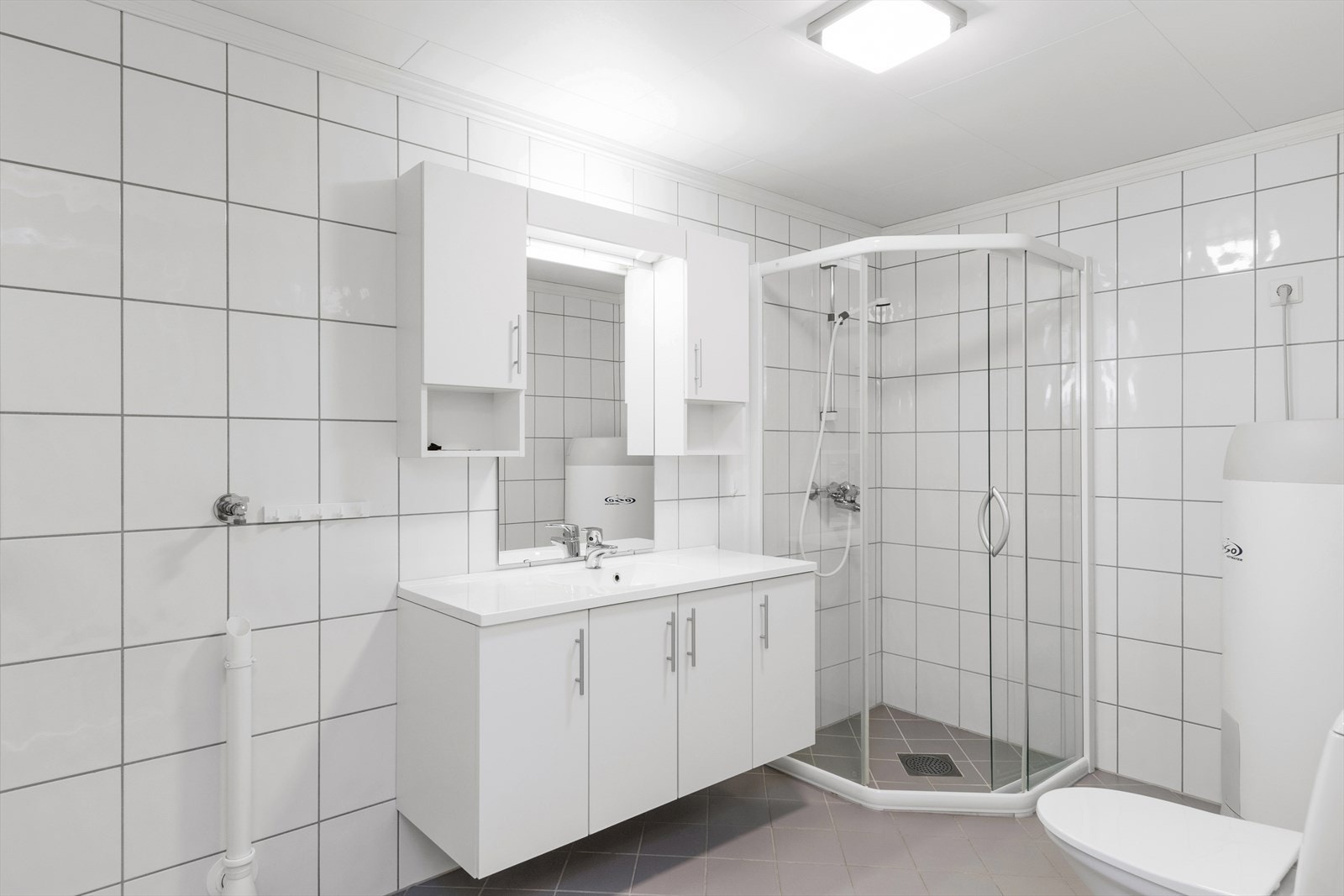 Heilflisa bad i nøytral utforming med varmekablar i golv. Galleribilde