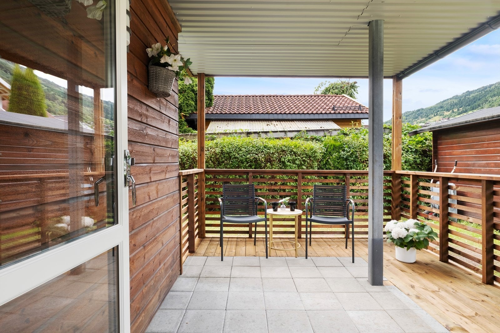 Frå stova er det utgang til stor overbygd terrasse Galleribilde