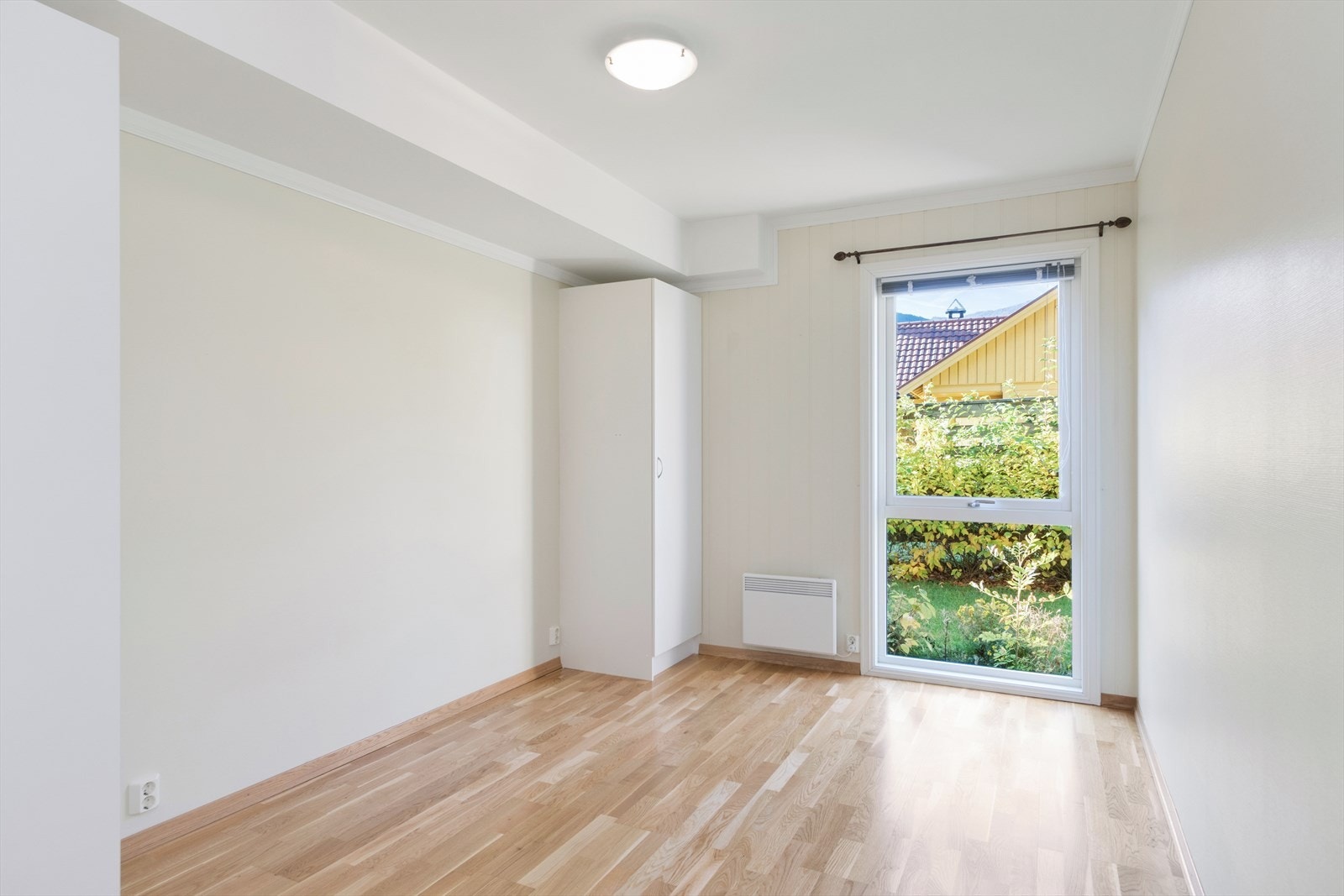 Det er to soverom i leilegheita. Frå hovudsoverommet er det tilkomst til bod. Galleribilde