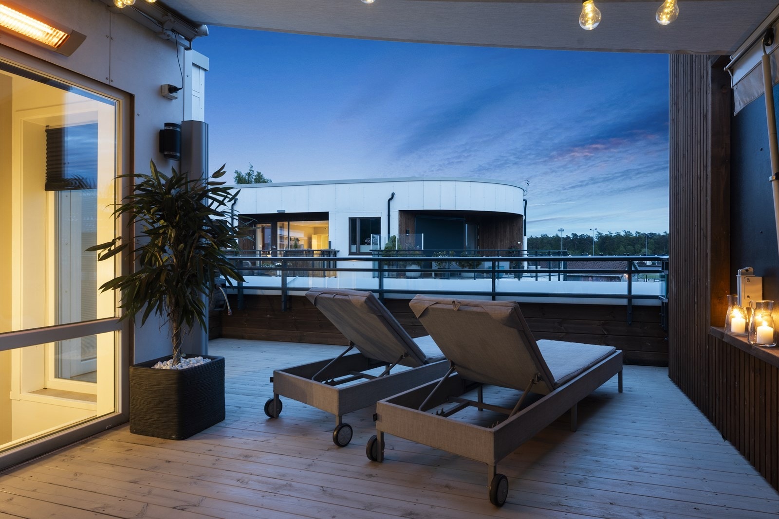 God plass til solsenger for varme dager. Galleribilde