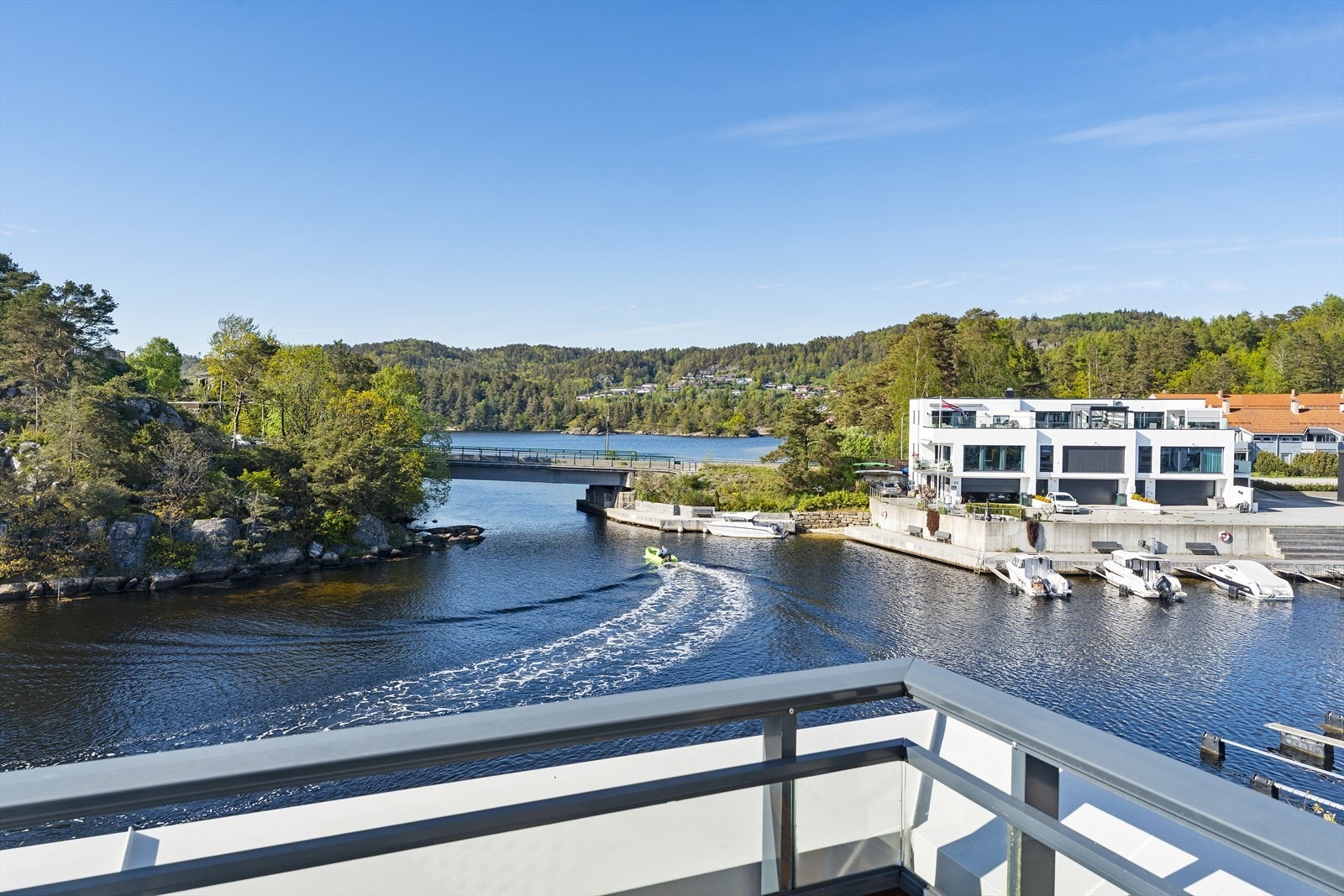 Panoramautsikt over nærområdet og sjøen. Galleribilde
