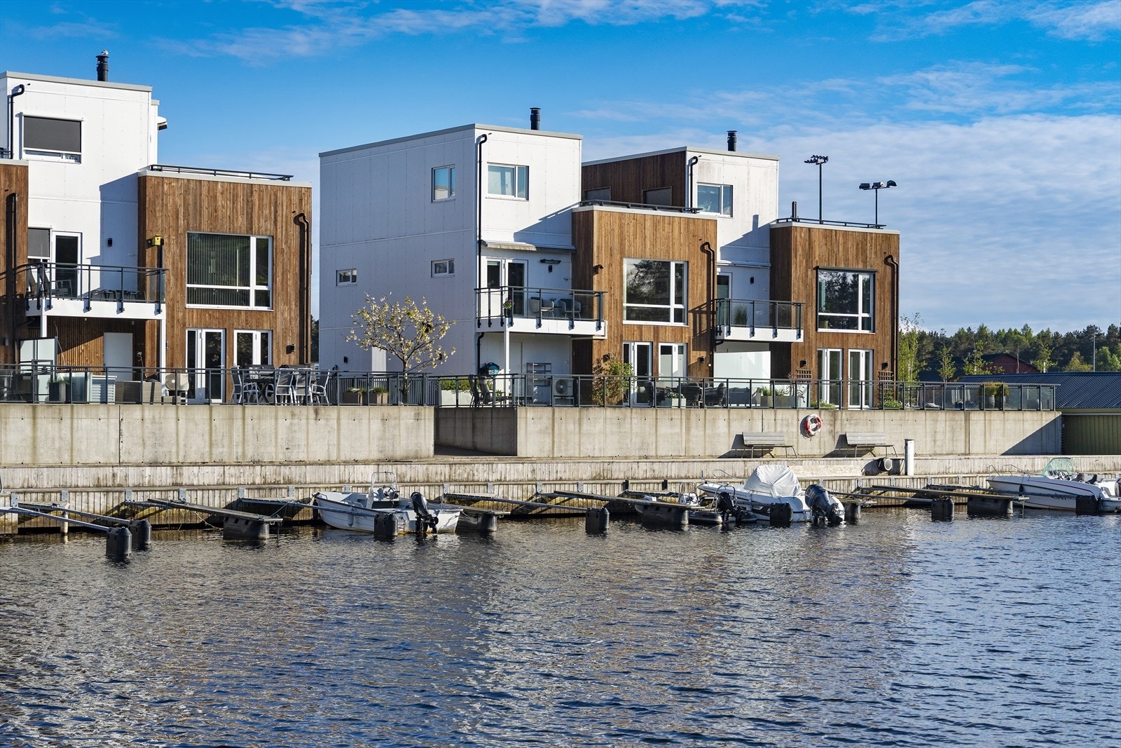Nyt den maritime atmosfæren med båtlivet rett utenfor dørstokken. Solrike uteområder med lang kveldssol! Galleribilde