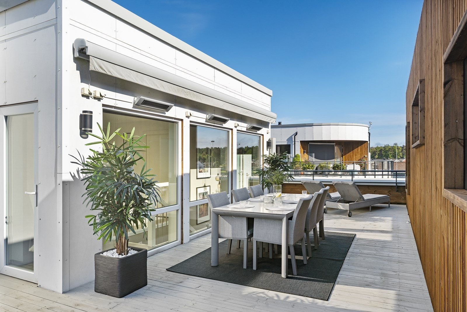 Fantastisk takterrasse med god plass til langbord. Galleribilde