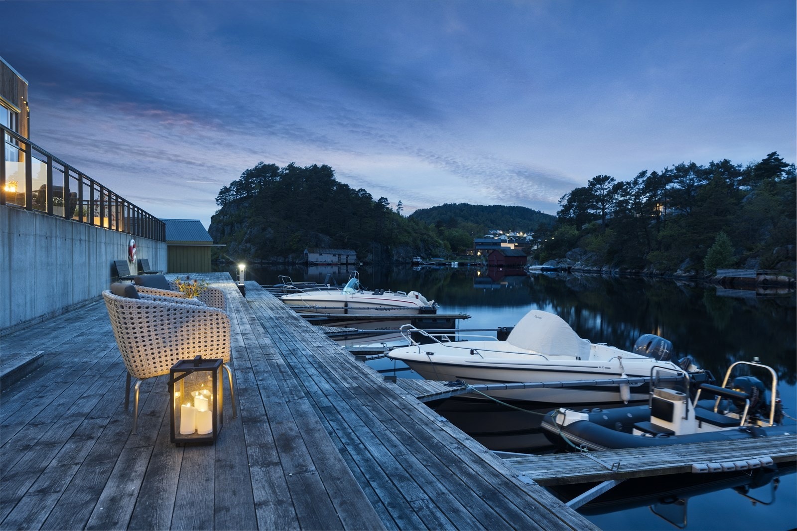 En idyllisk og rolig atmosfære ved vannkanten. Galleribilde
