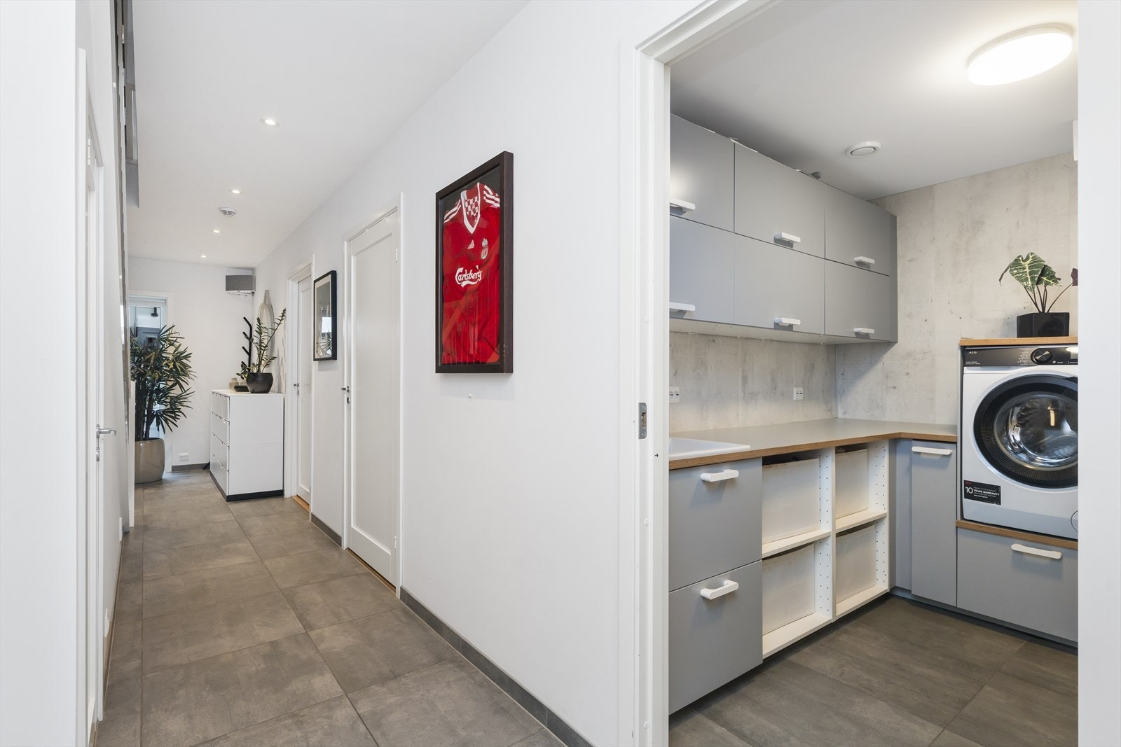 Fra gangen er det adkomst til et stort og velutstyrt vaskerom. Galleribilde