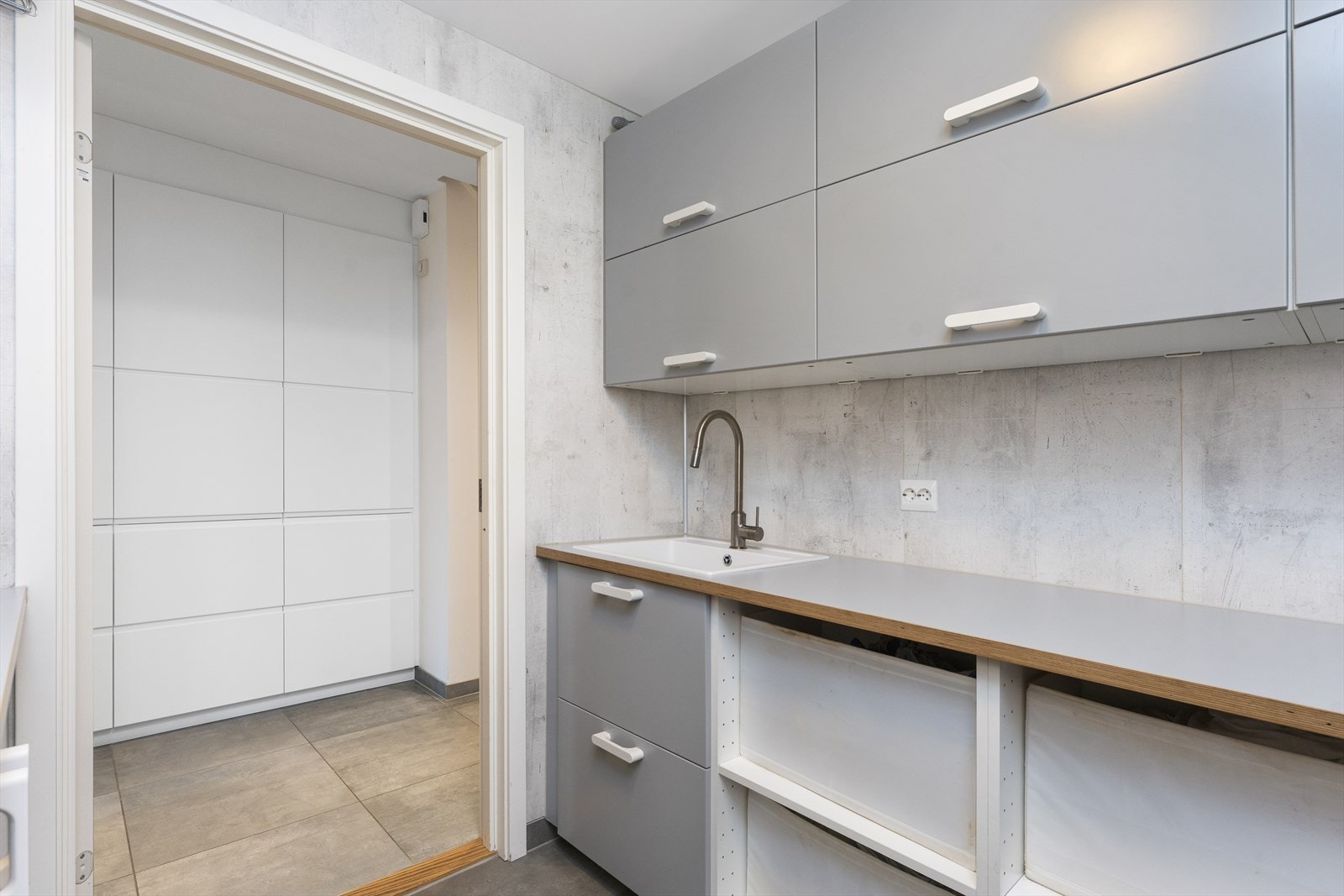 Vaskerommet har rikelig med skap- og benkeplass. Galleribilde