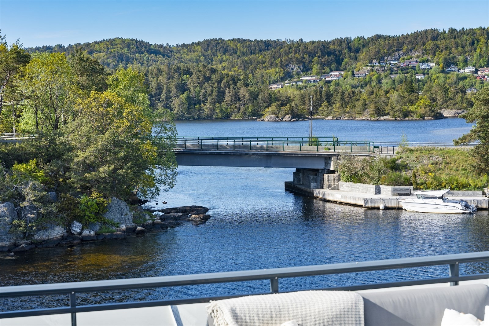 Utsikt mot broen og det omkringliggende landskapet. Galleribilde