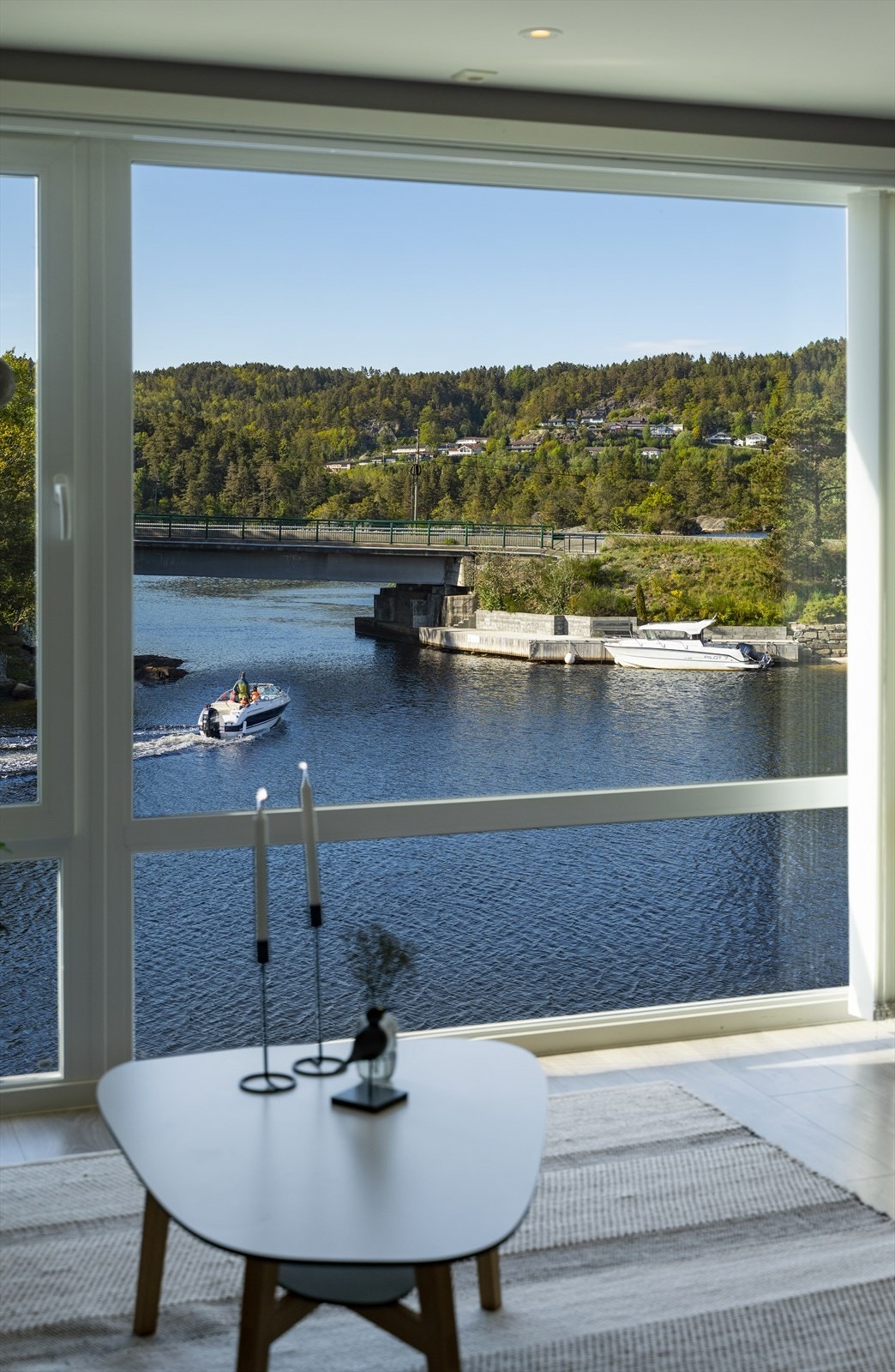 Følg med på båttrafikken fra stuevinduet. Galleribilde